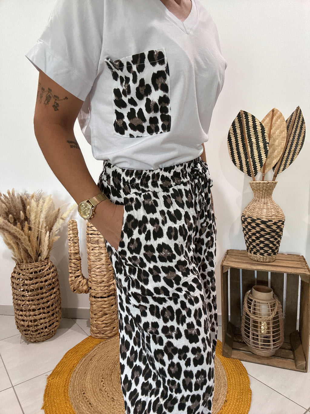 T-shirt blanc avec poche imprimé léopard 🐆
