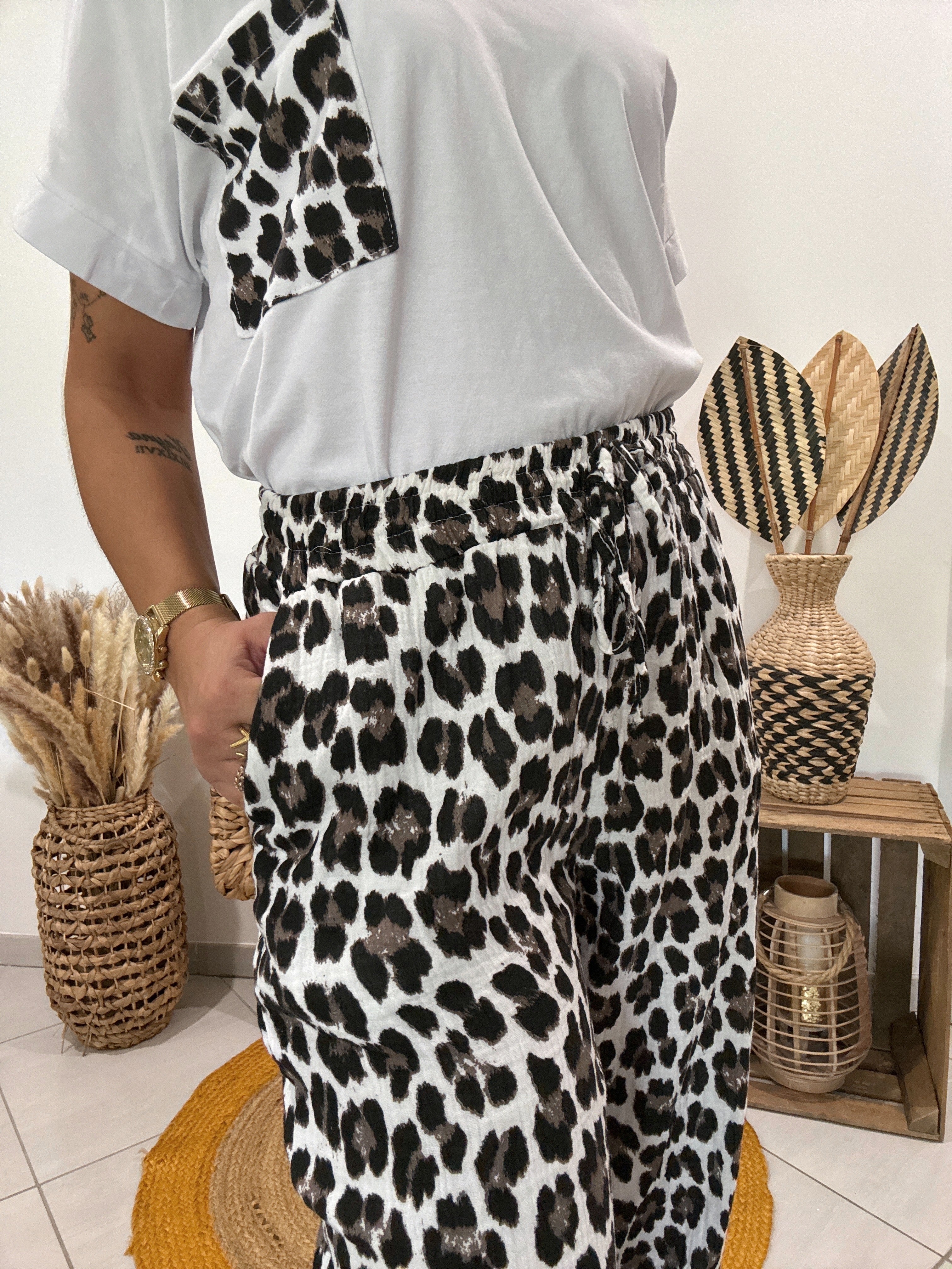 T-shirt blanc avec poche imprimé léopard 🐆
