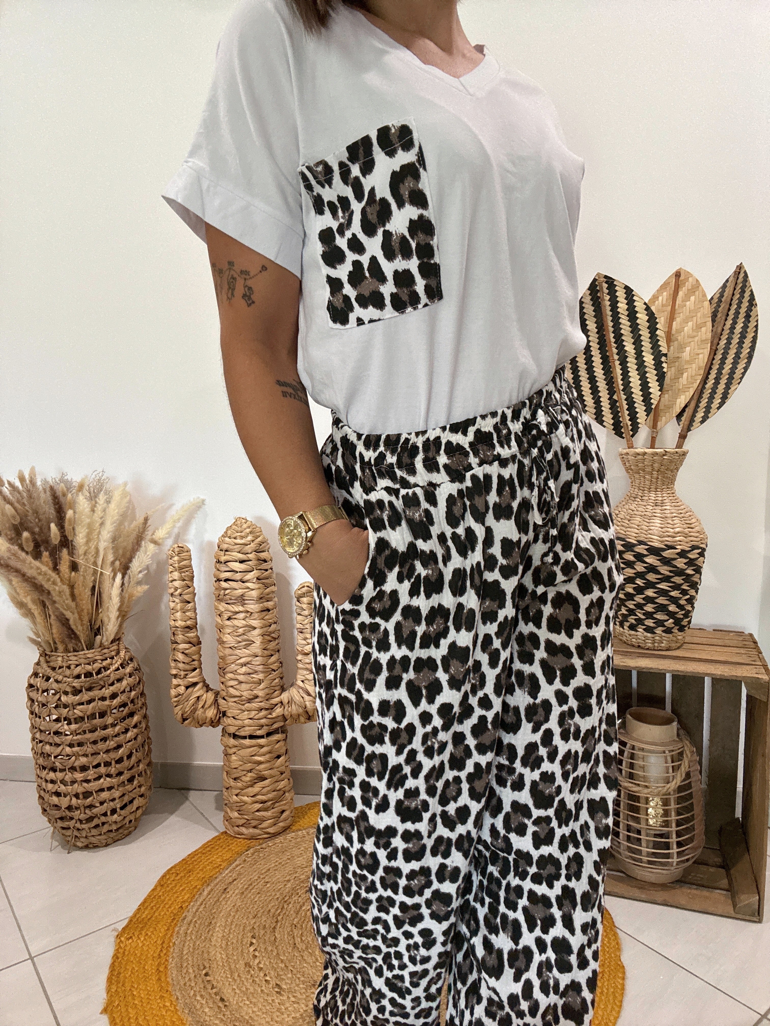 T-shirt blanc avec poche imprimé léopard 🐆