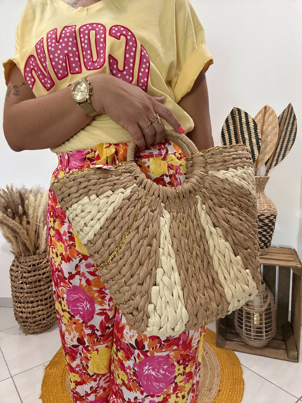 Sac panier tressé bicolore avec détails dorés