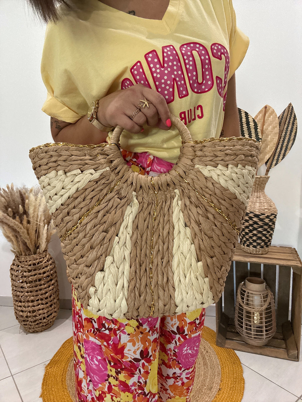 Sac panier tressé bicolore avec détails dorés