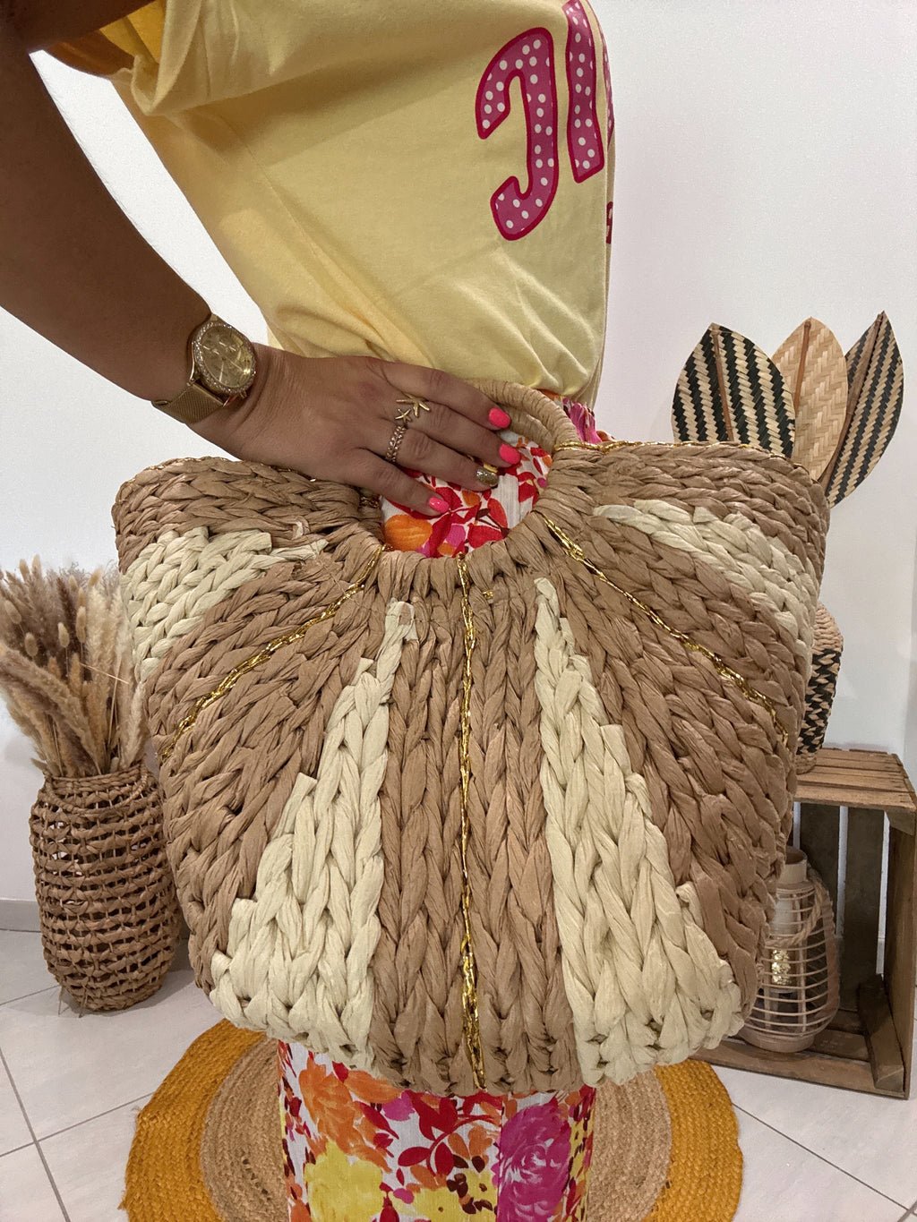 Sac panier tressé bicolore avec détails dorés