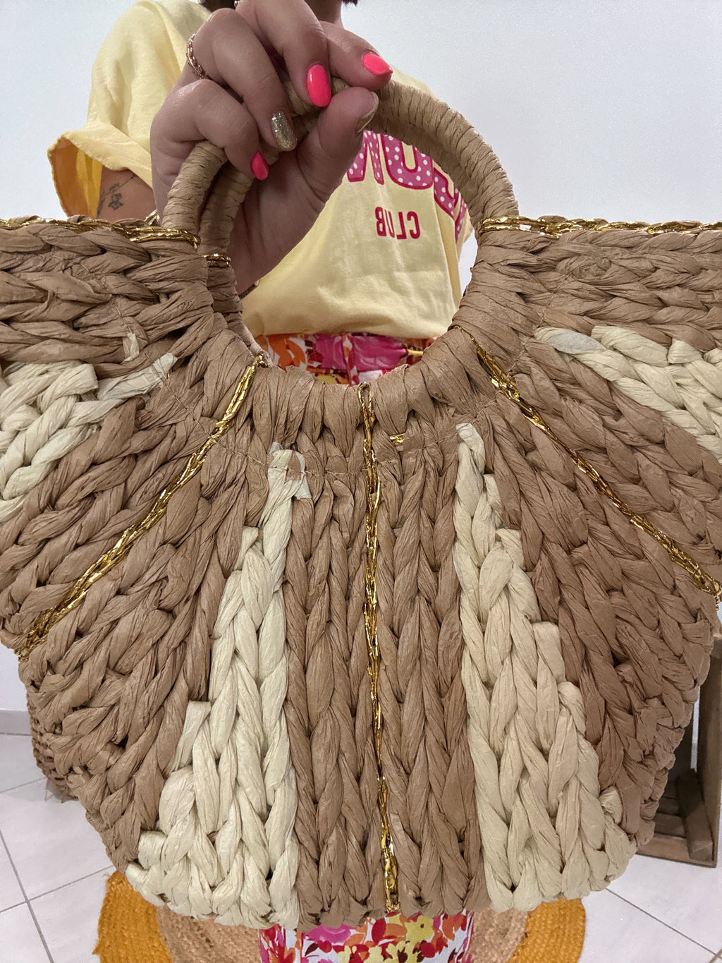 Sac panier tressé bicolore avec détails dorés
