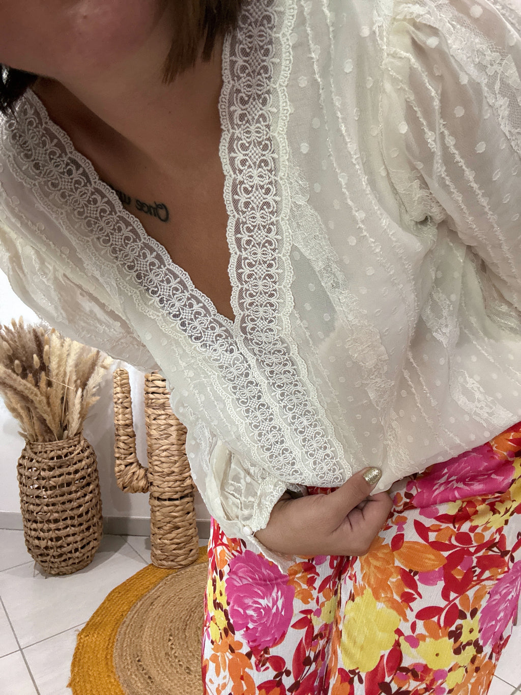 Blouse avec détail dentelle et transparence écru