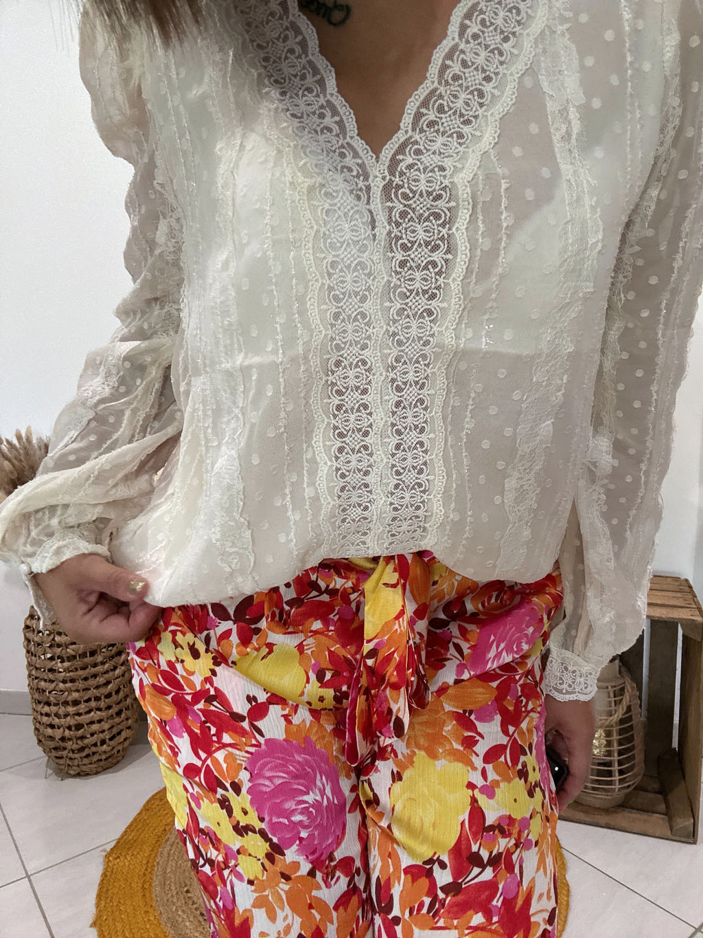 Blouse avec détail dentelle et transparence écru