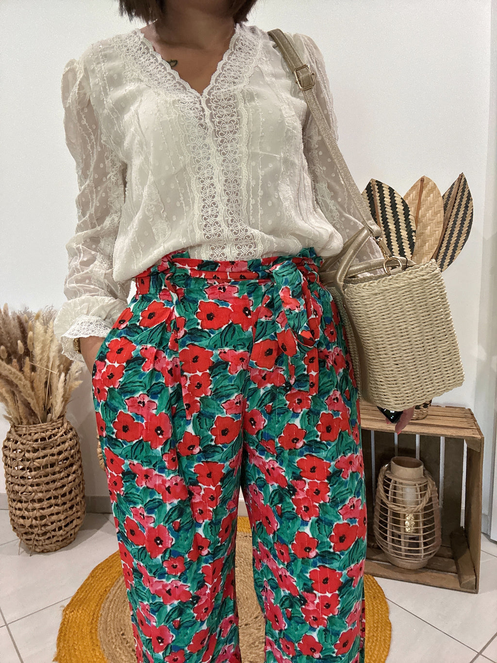 Pantalon vert fluide imprimé fleurs rouges
