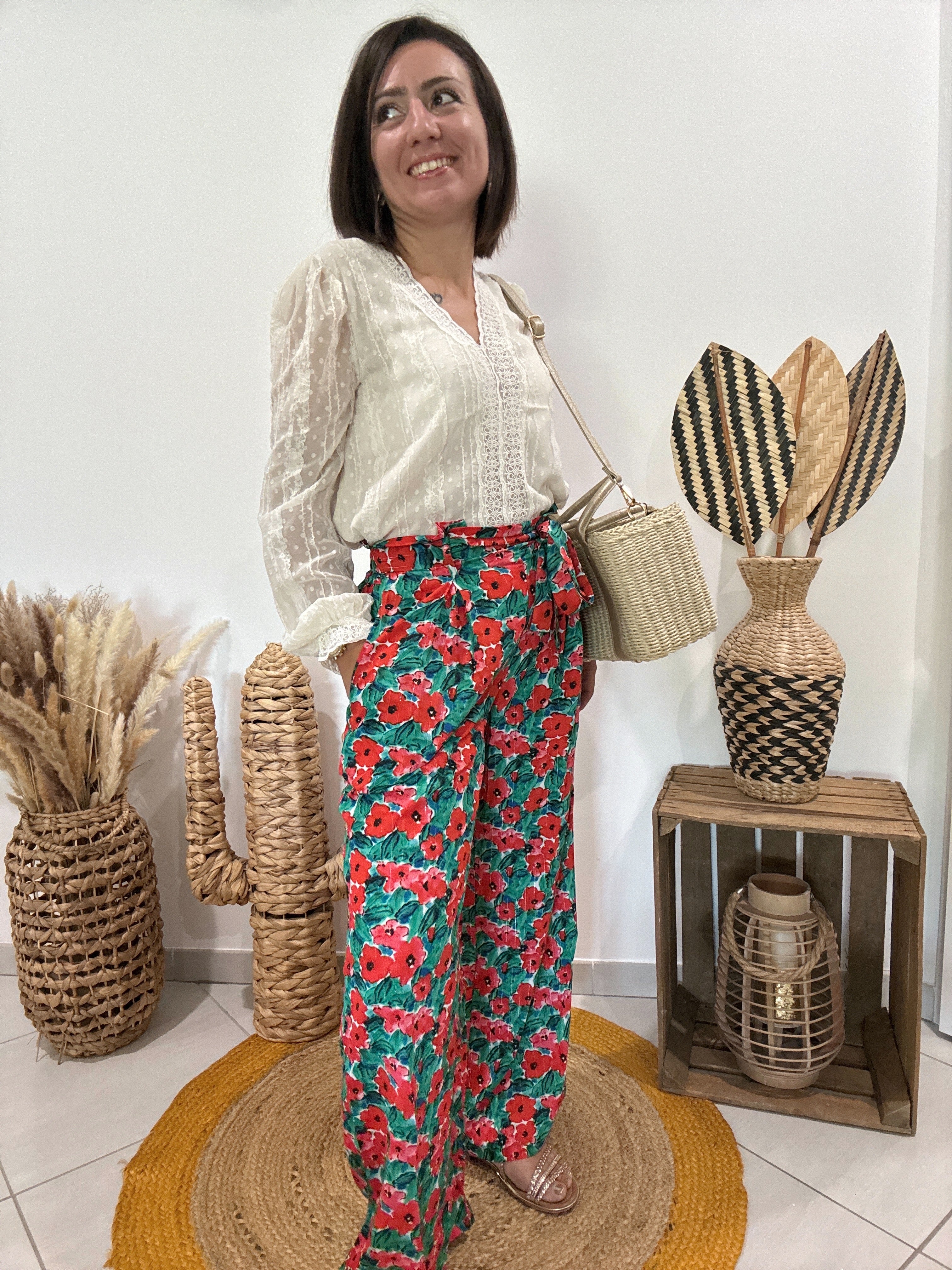 Pantalon vert fluide imprimé fleurs rouges