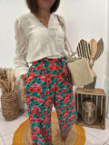 Pantalon vert fluide imprimé fleurs rouges