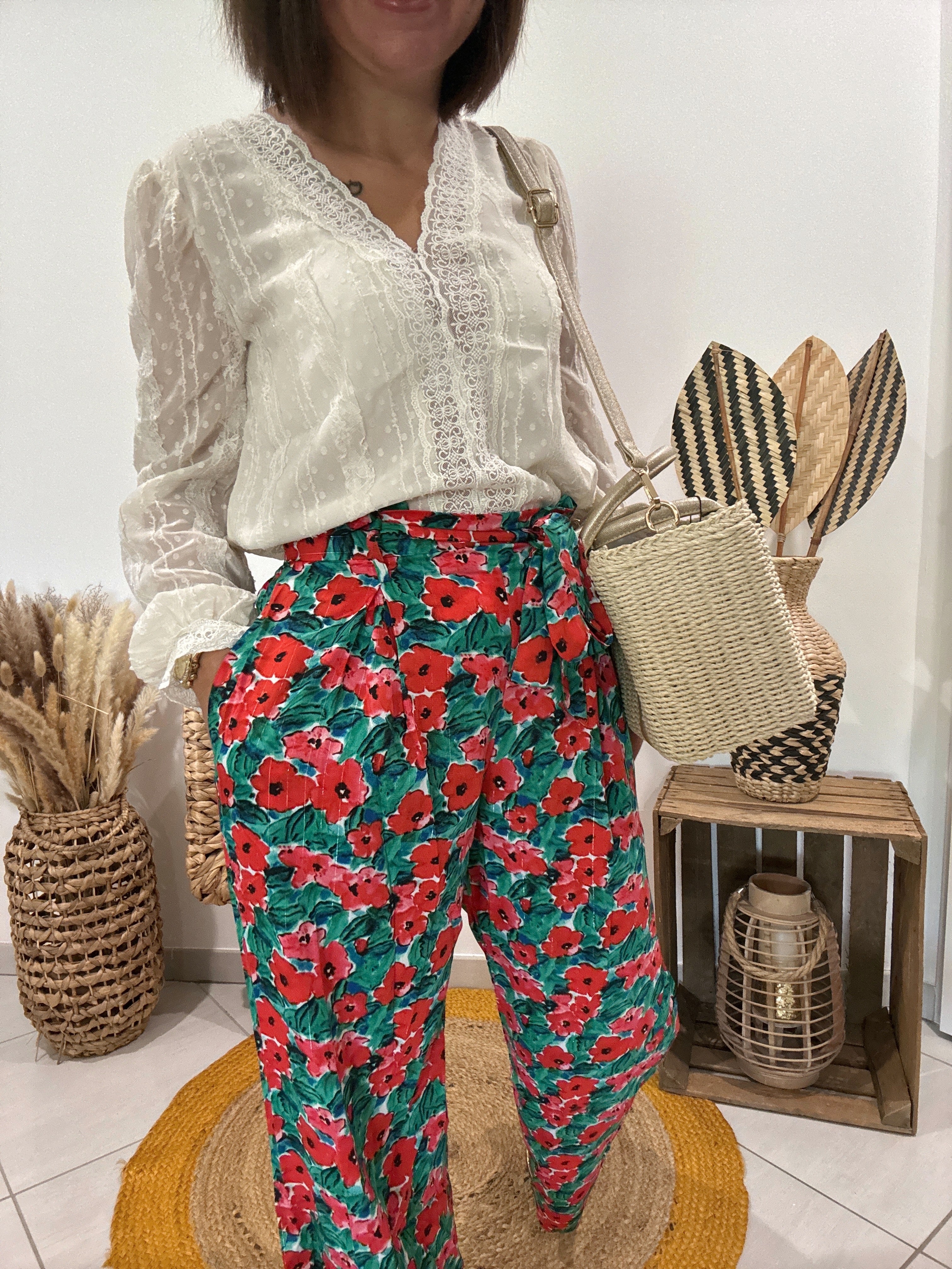Pantalon vert fluide imprimé fleurs rouges