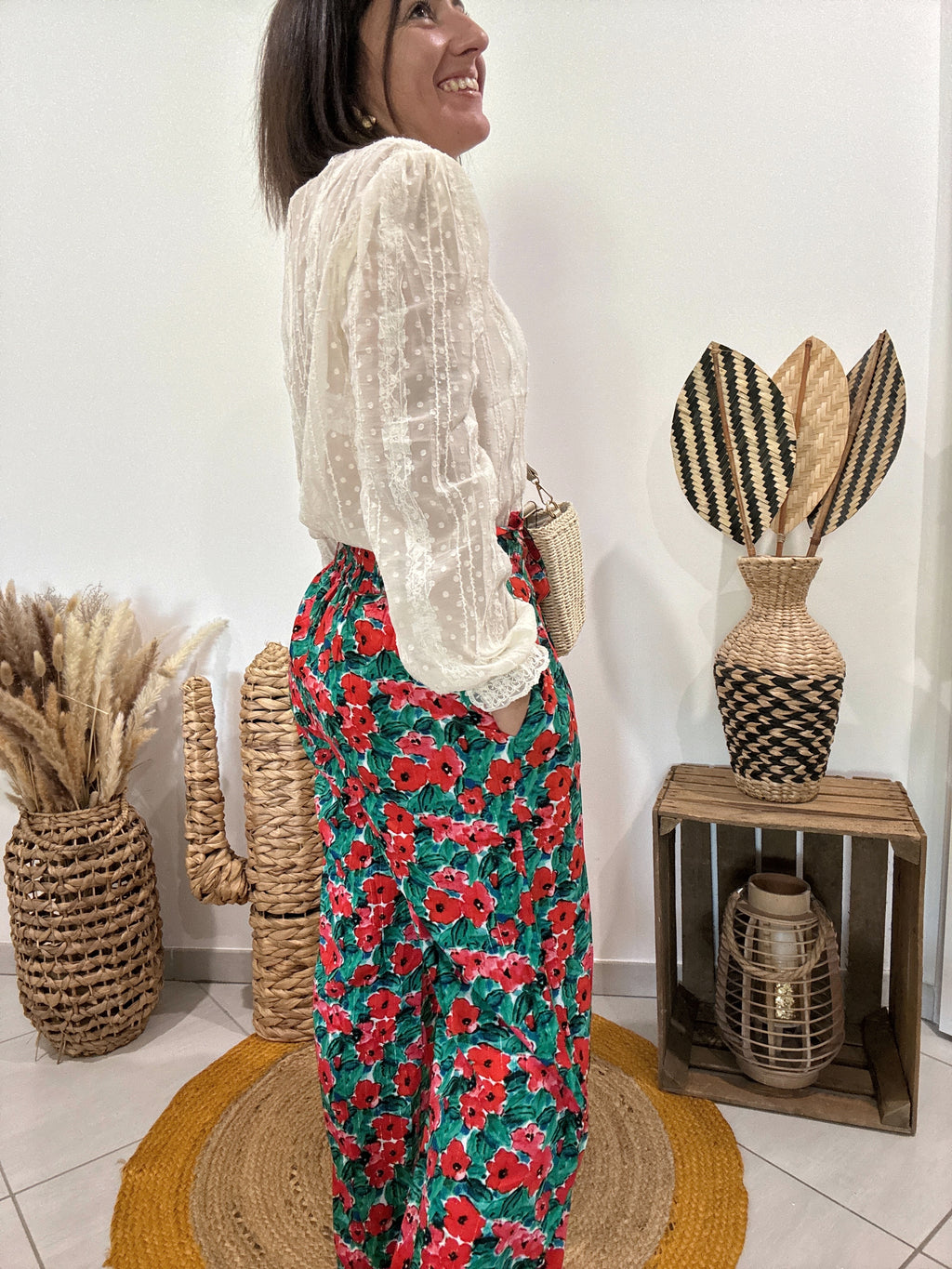 Pantalon vert fluide imprimé fleurs rouges