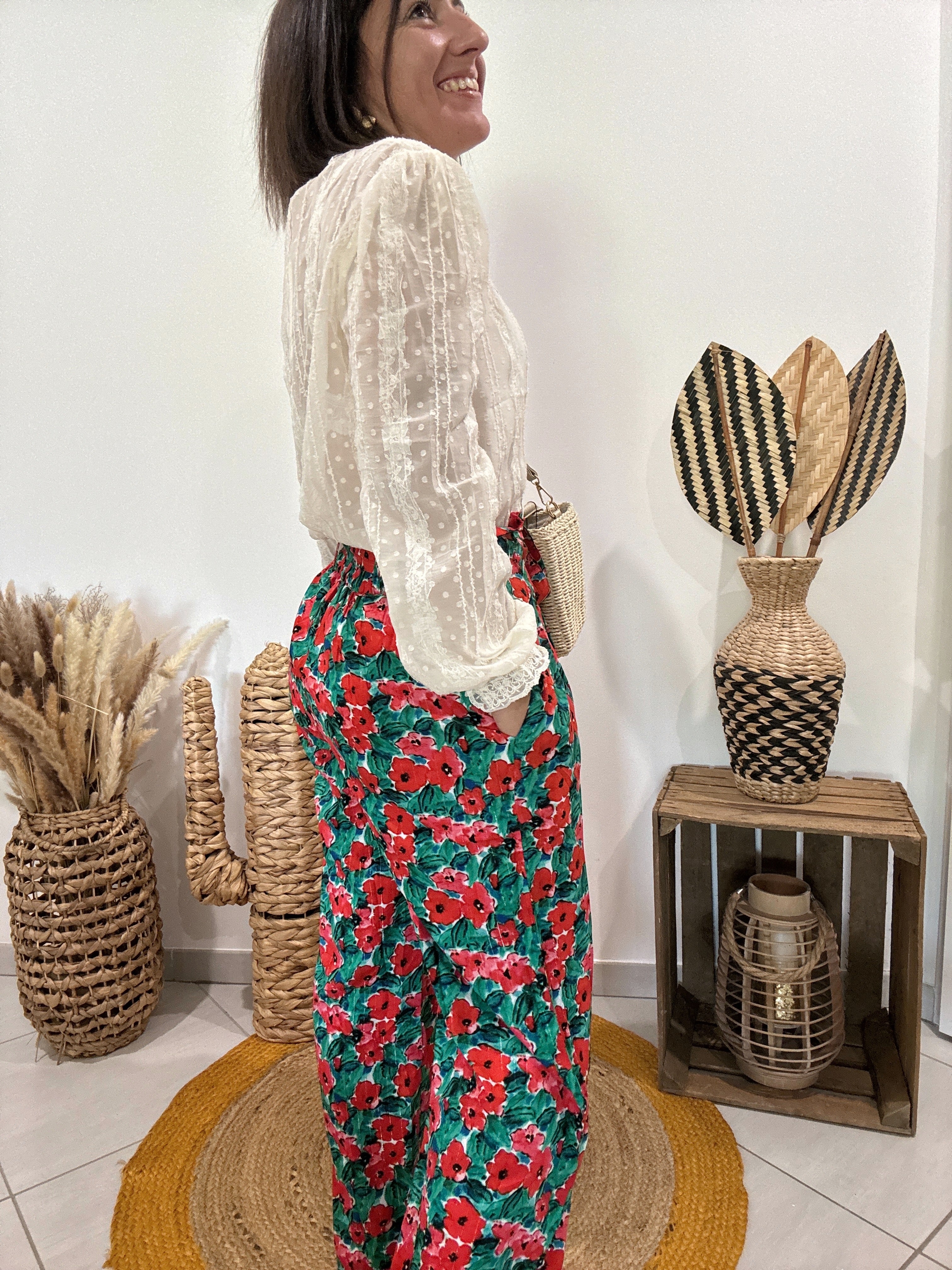 Pantalon vert fluide imprimé fleurs rouges