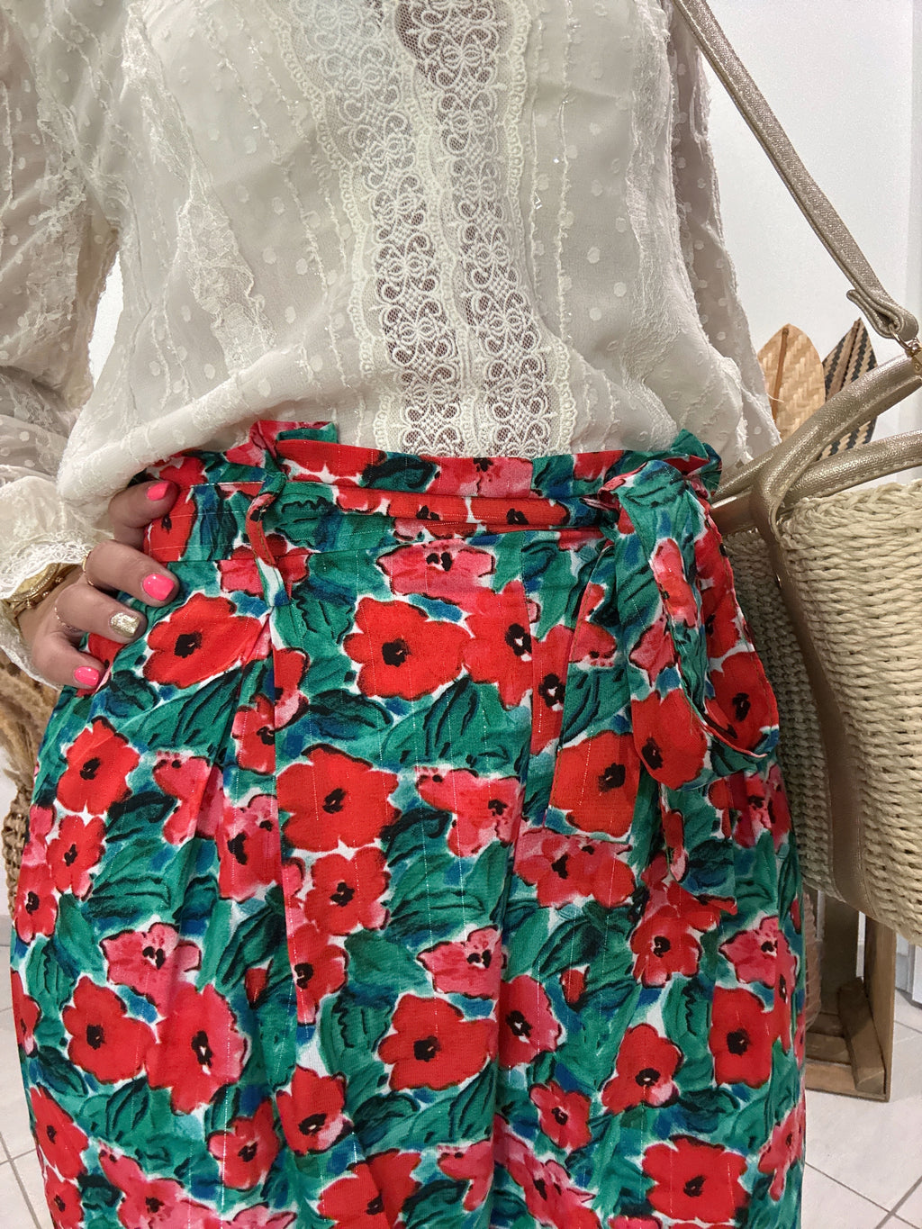 Pantalon vert fluide imprimé fleurs rouges