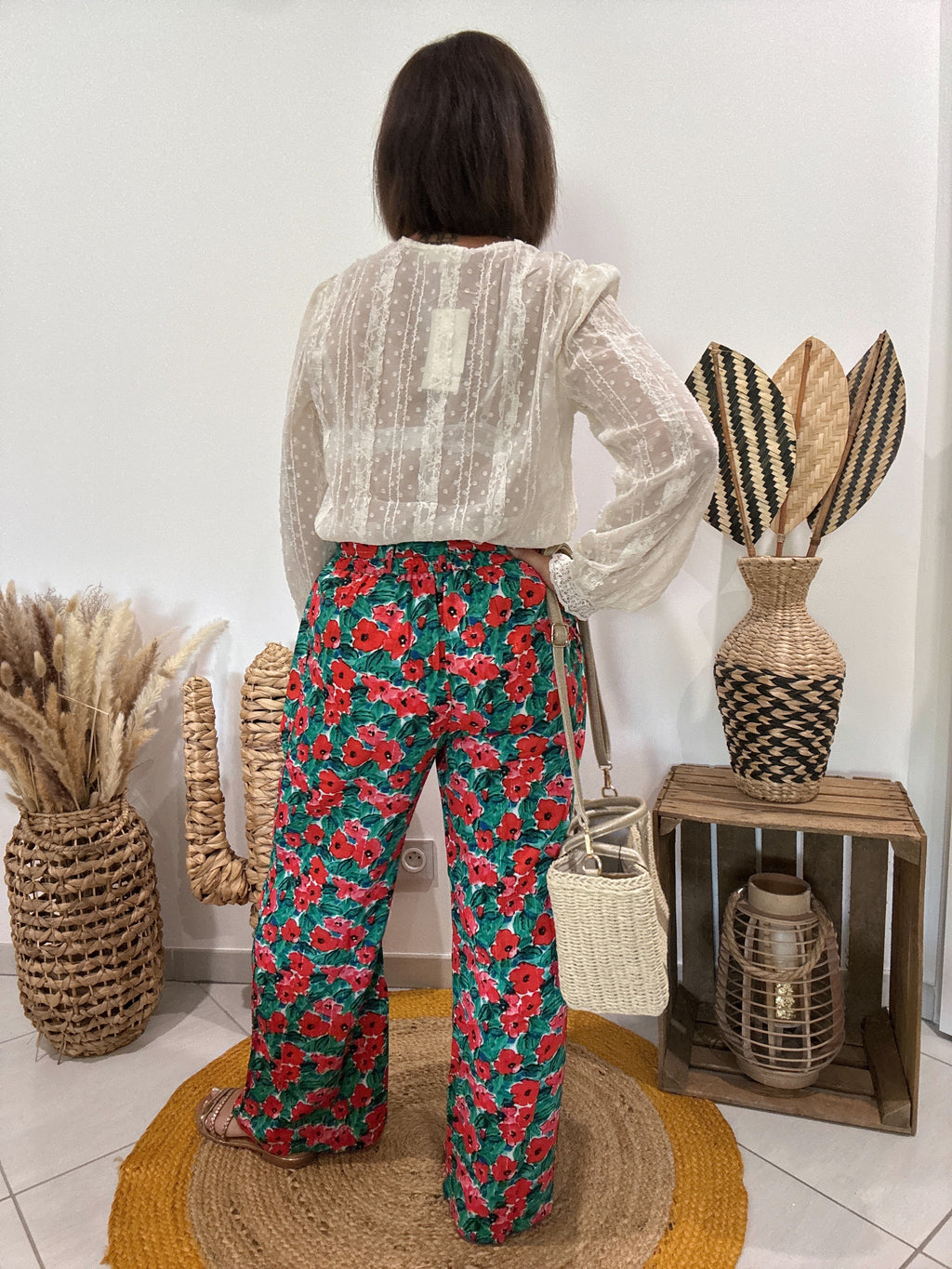 Pantalon vert fluide imprimé fleurs rouges