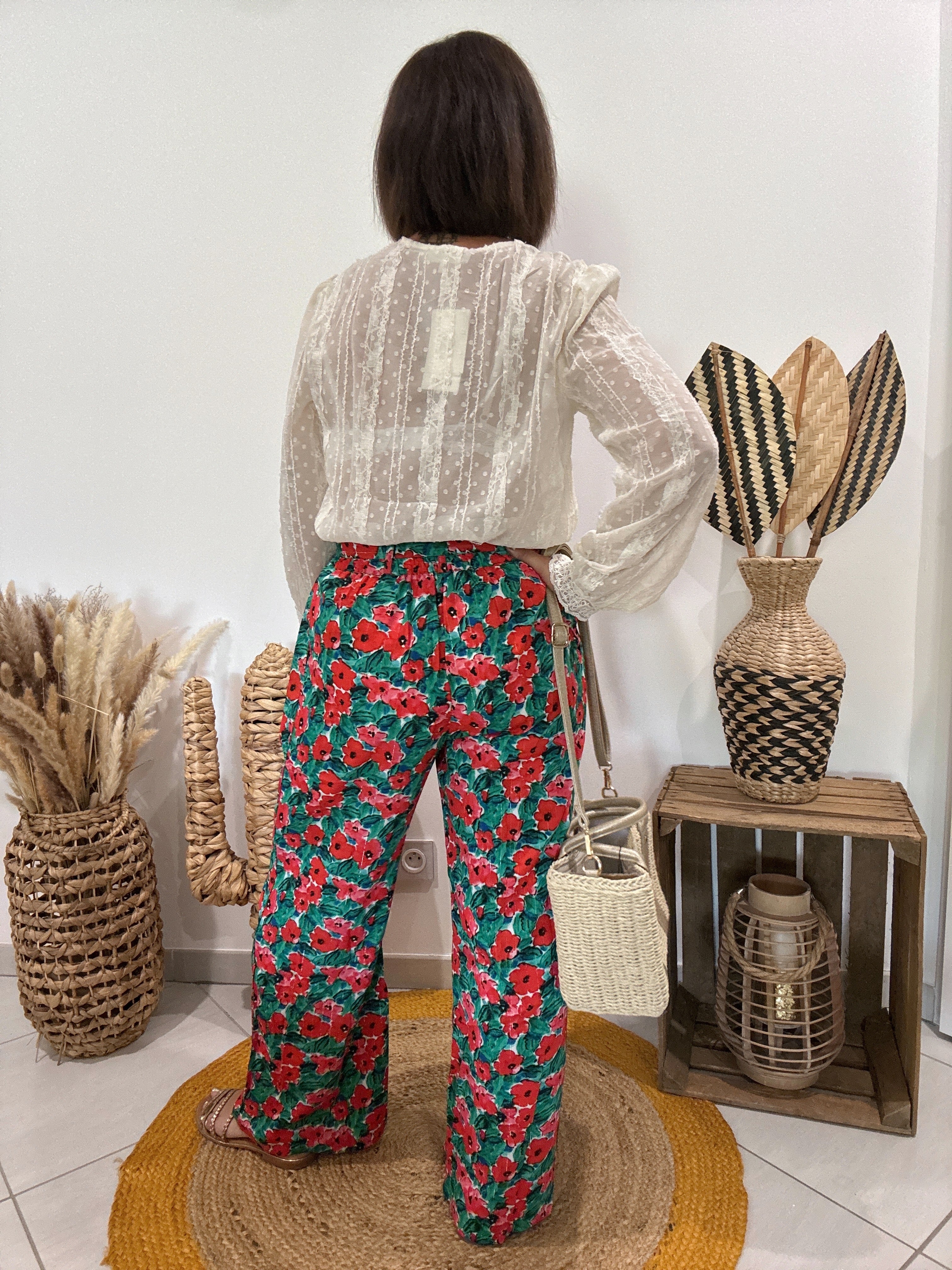 Pantalon vert fluide imprimé fleurs rouges