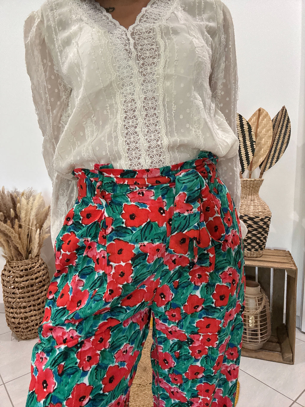 Pantalon vert fluide imprimé fleurs rouges