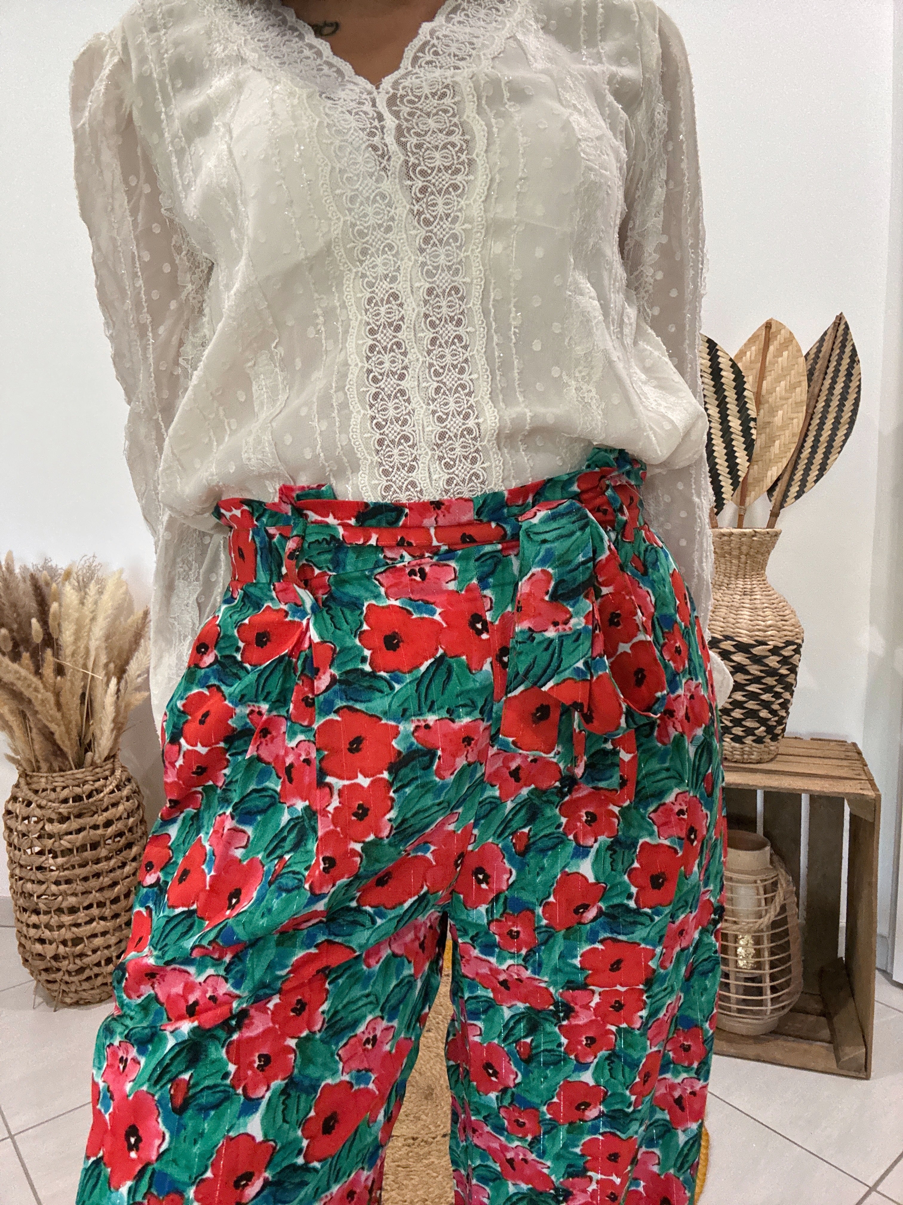 Pantalon vert fluide imprimé fleurs rouges