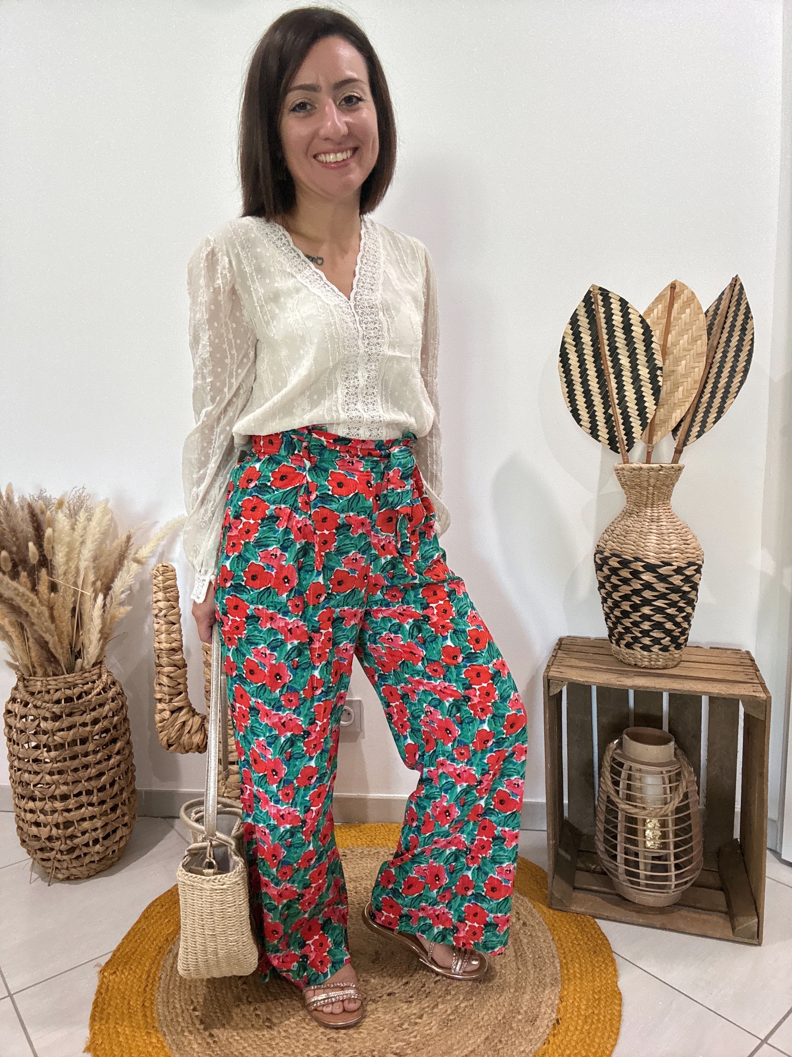 Pantalon vert fluide imprimé fleurs rouges