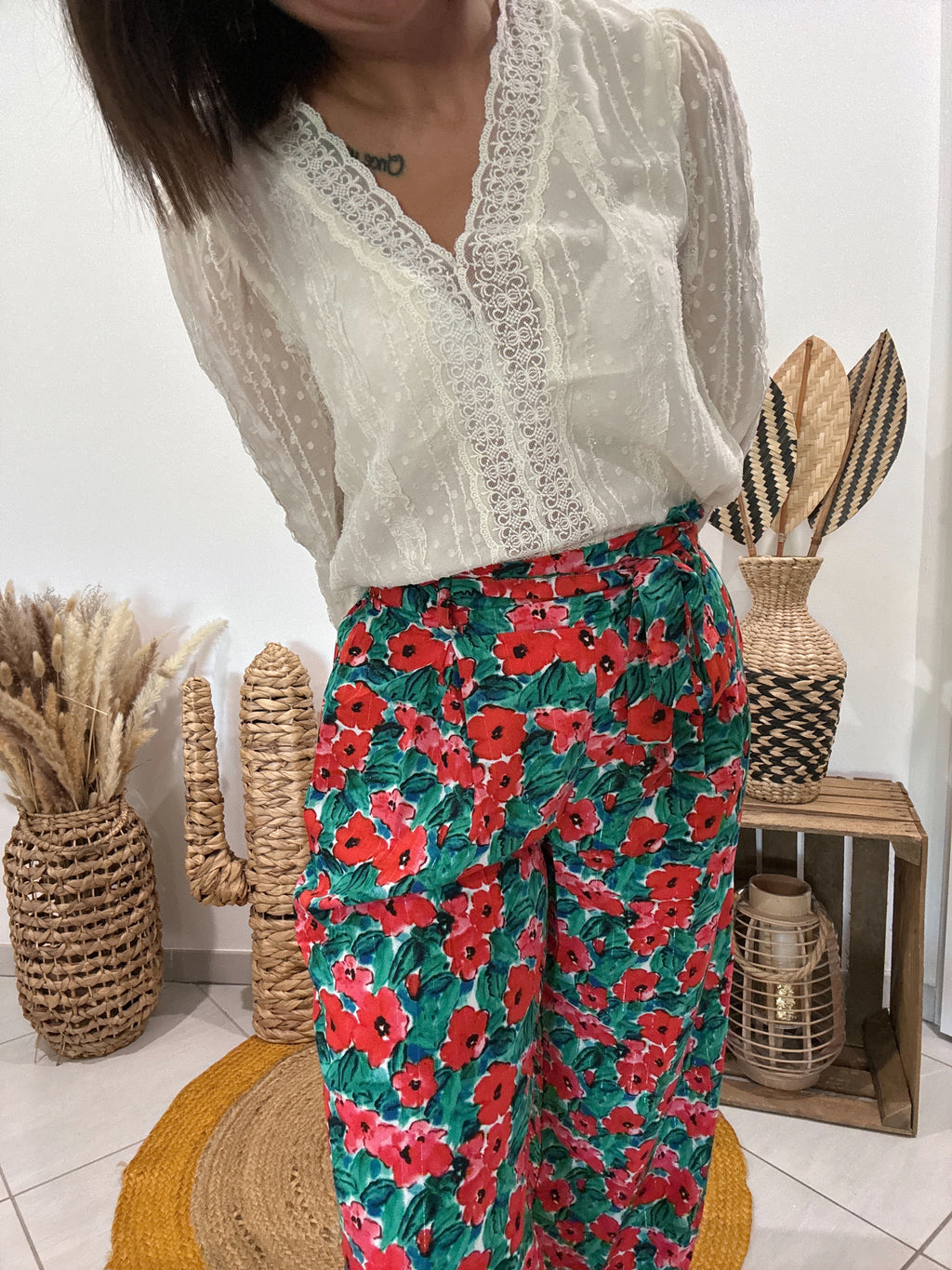 Pantalon vert fluide imprimé fleurs rouges