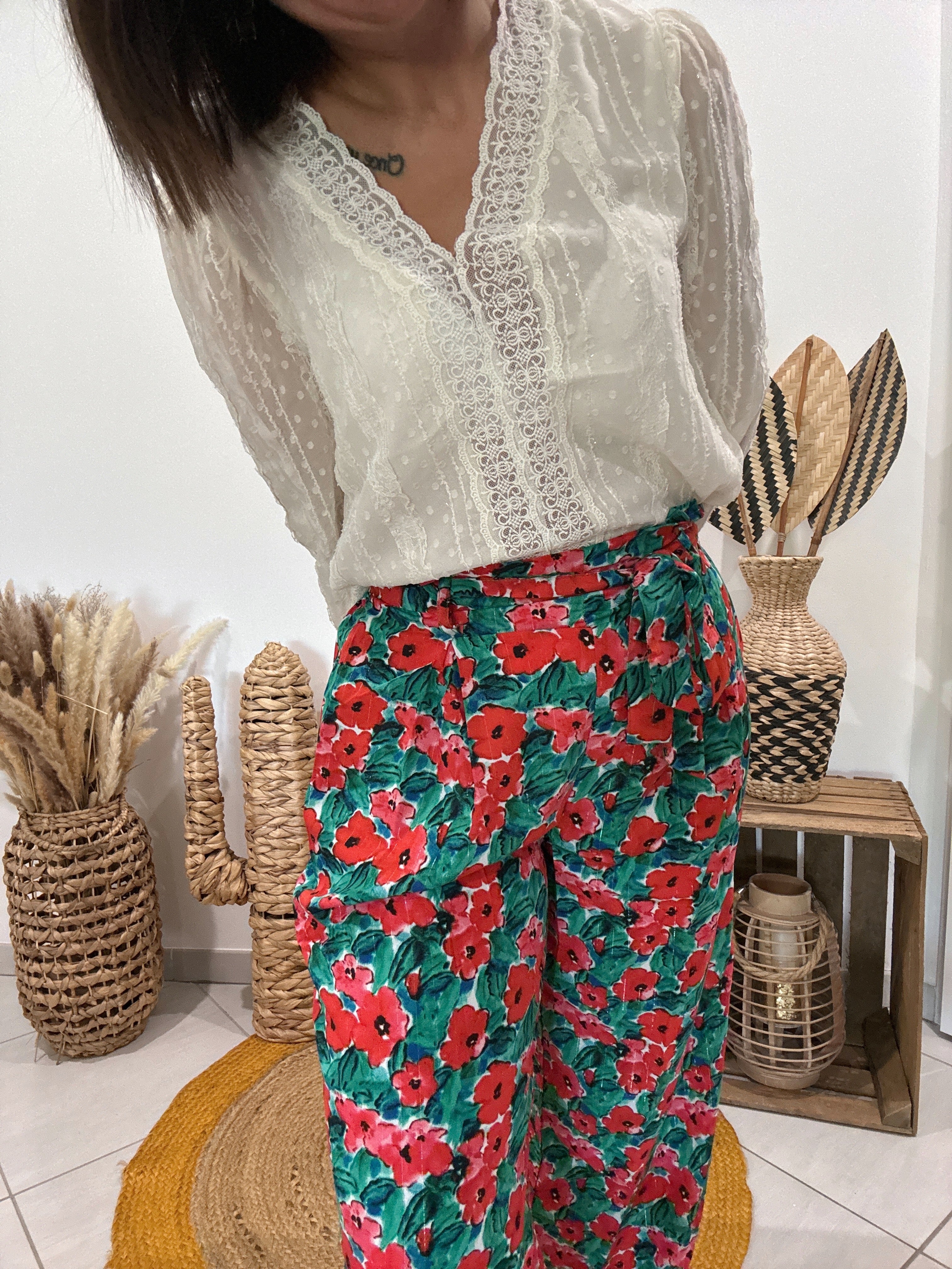 Pantalon vert fluide imprimé fleurs rouges