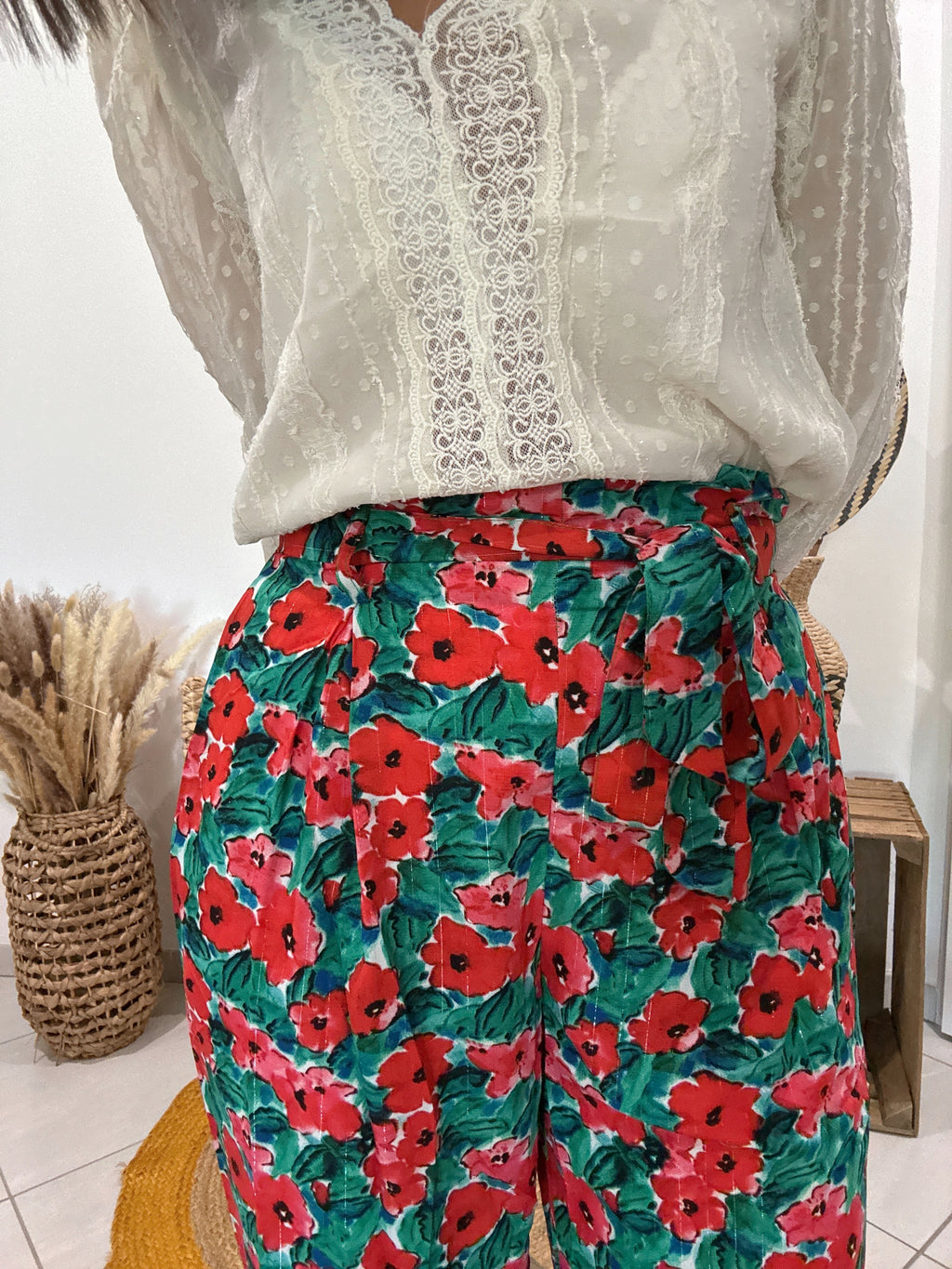 Pantalon vert fluide imprimé fleurs rouges