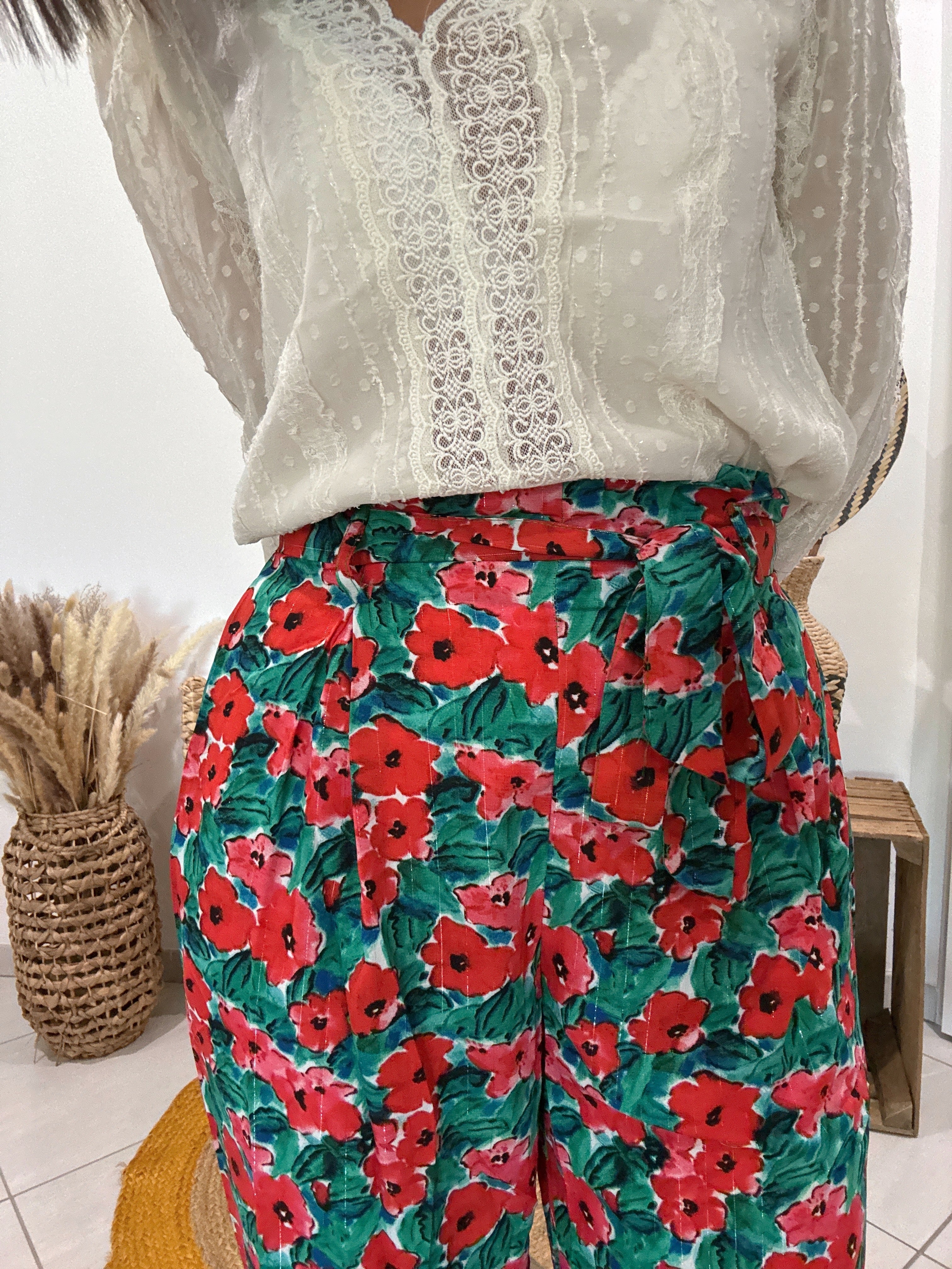 Pantalon vert fluide imprimé fleurs rouges