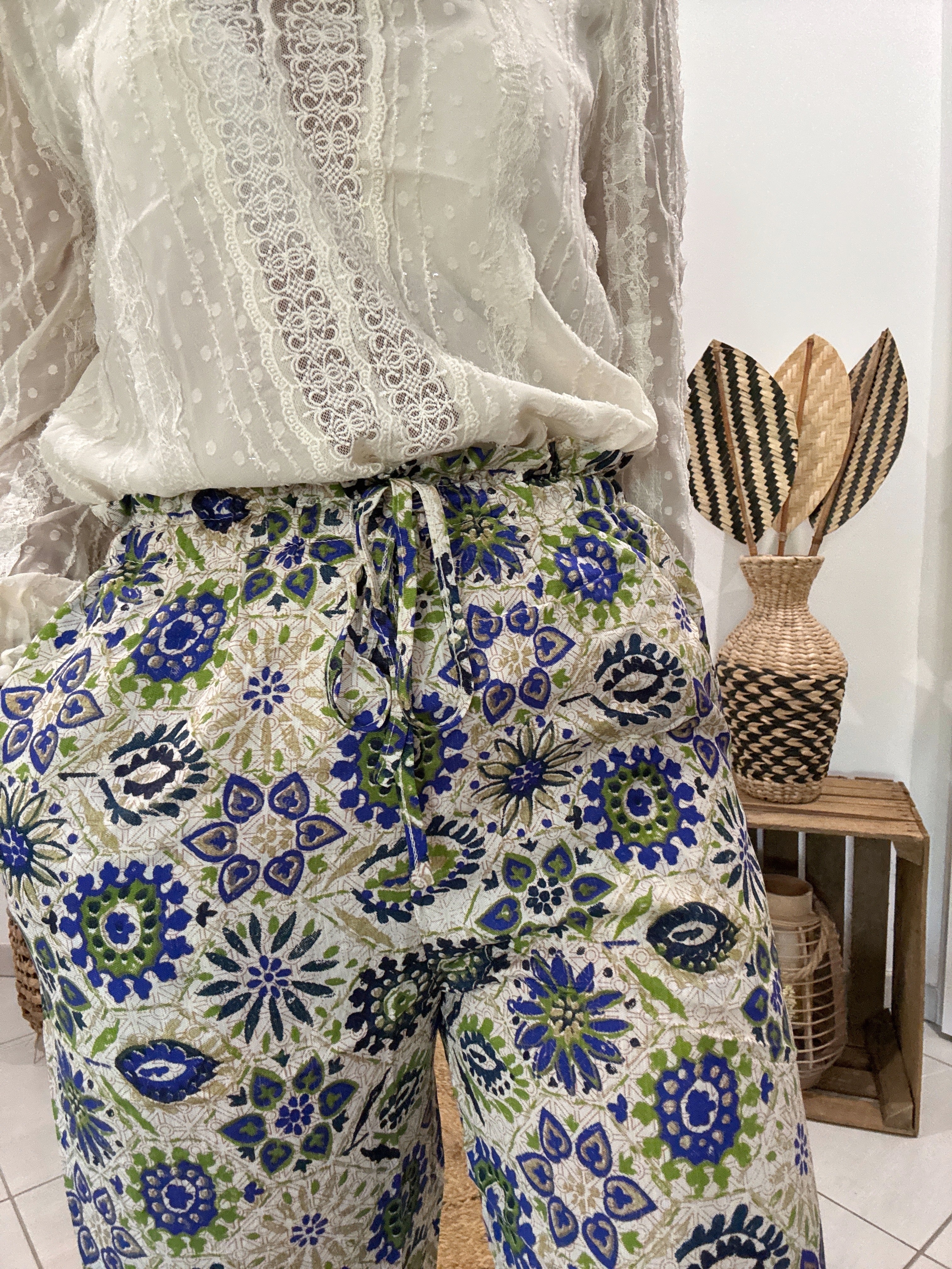Pantalon fluide imprimé bleu, vert et beige