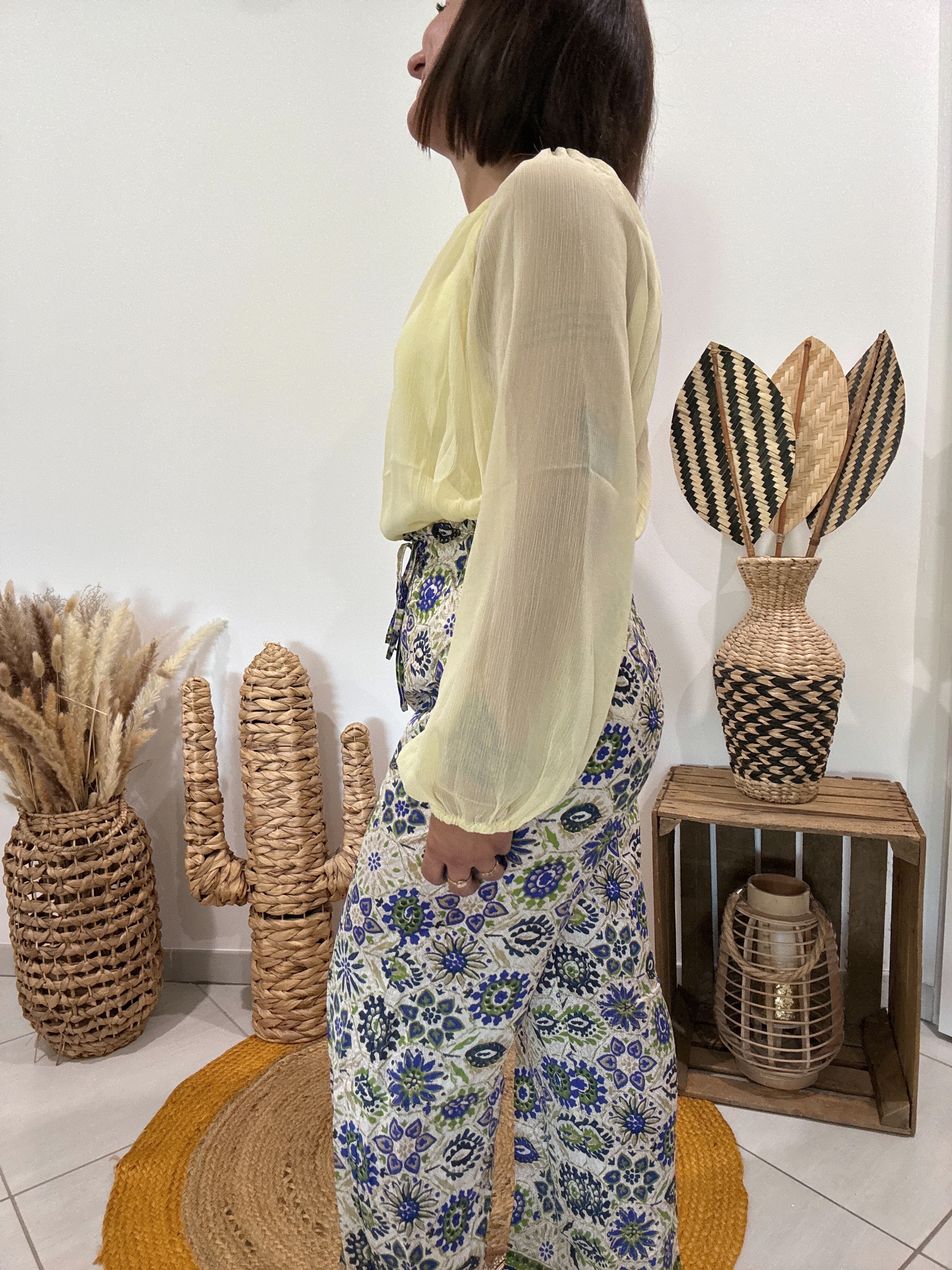 Blouse avec transparence et col bijoux jaune