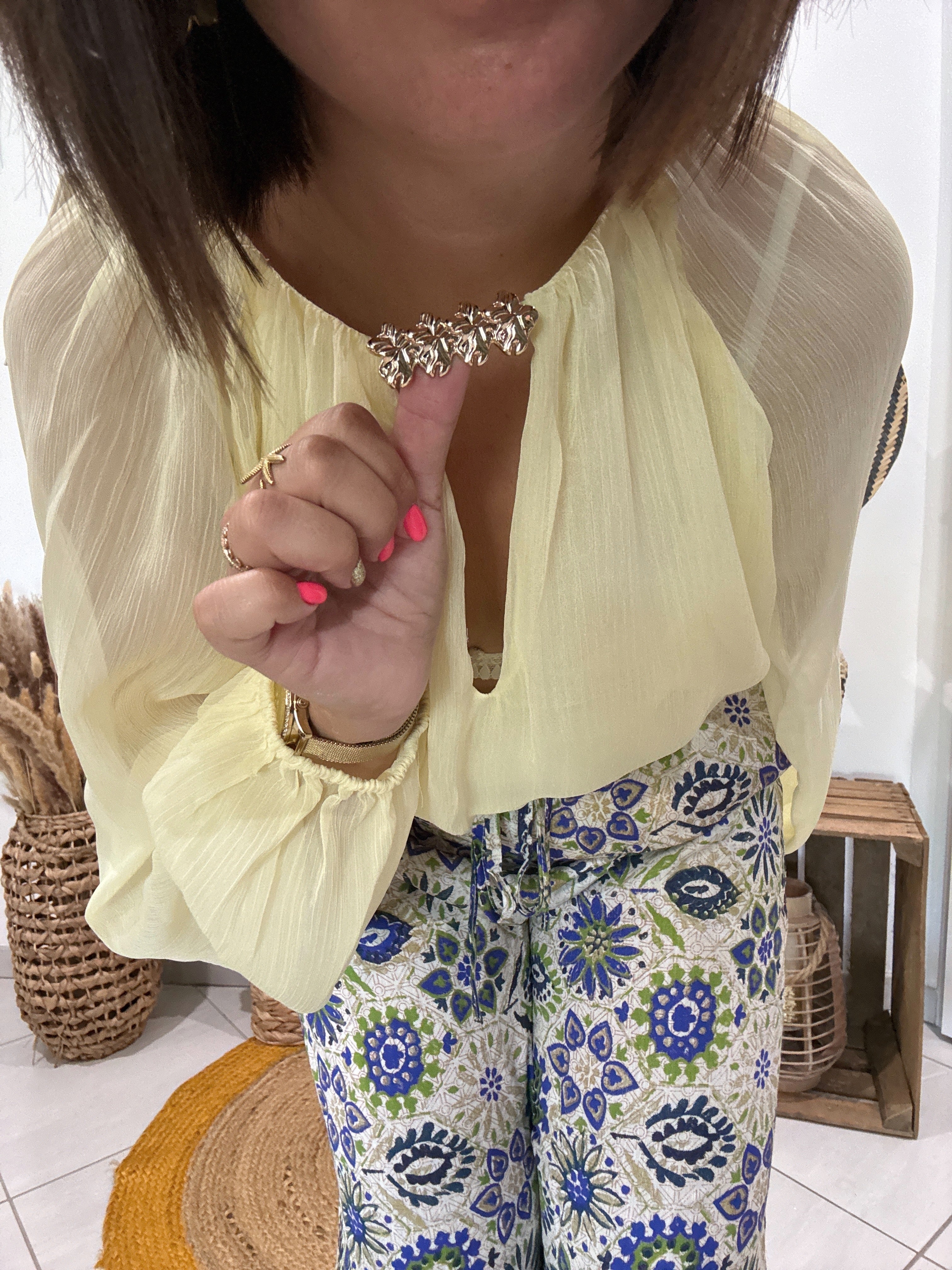 Blouse avec transparence et col bijoux jaune