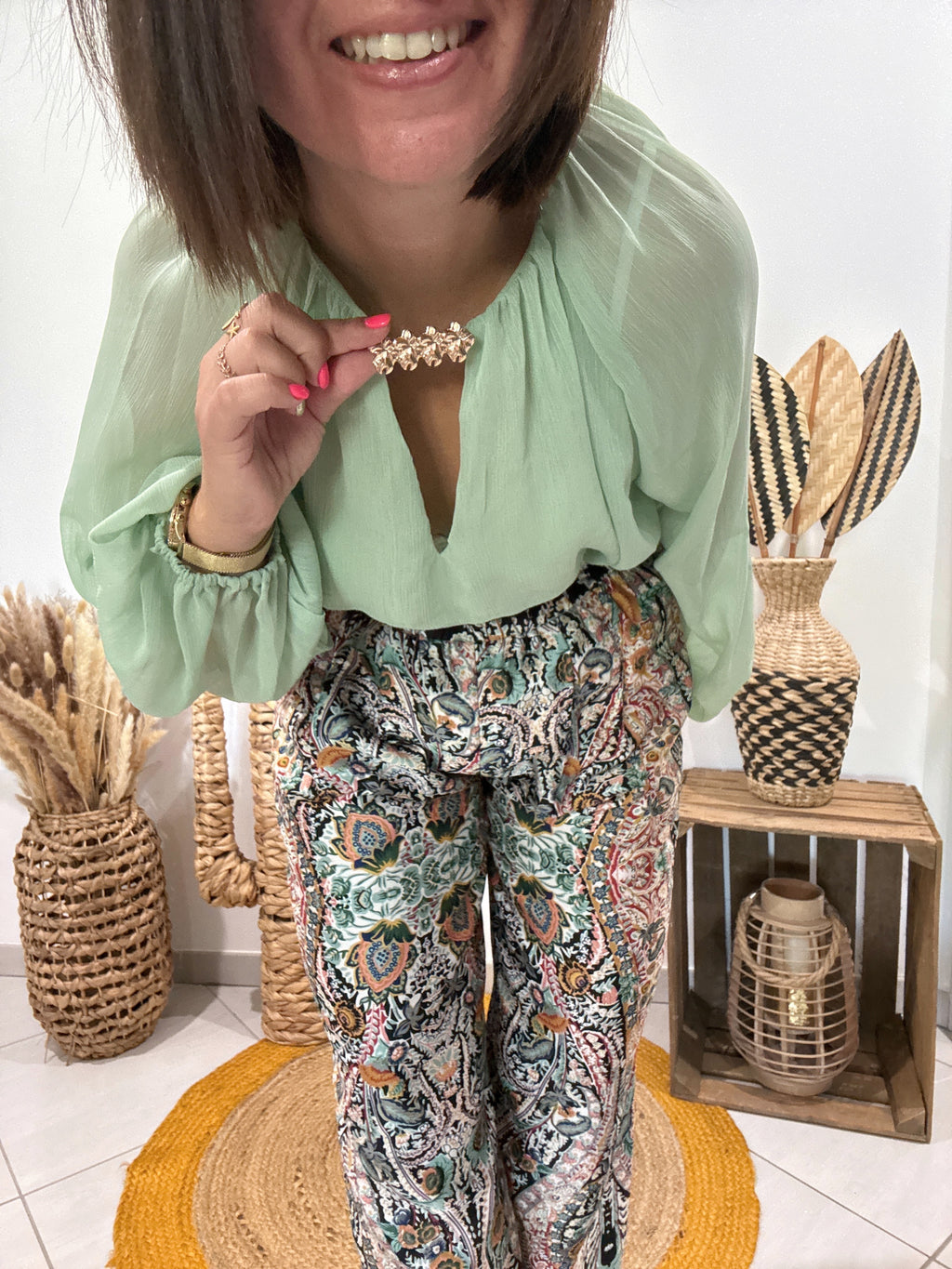 Blouse avec transparence et col bijoux vert