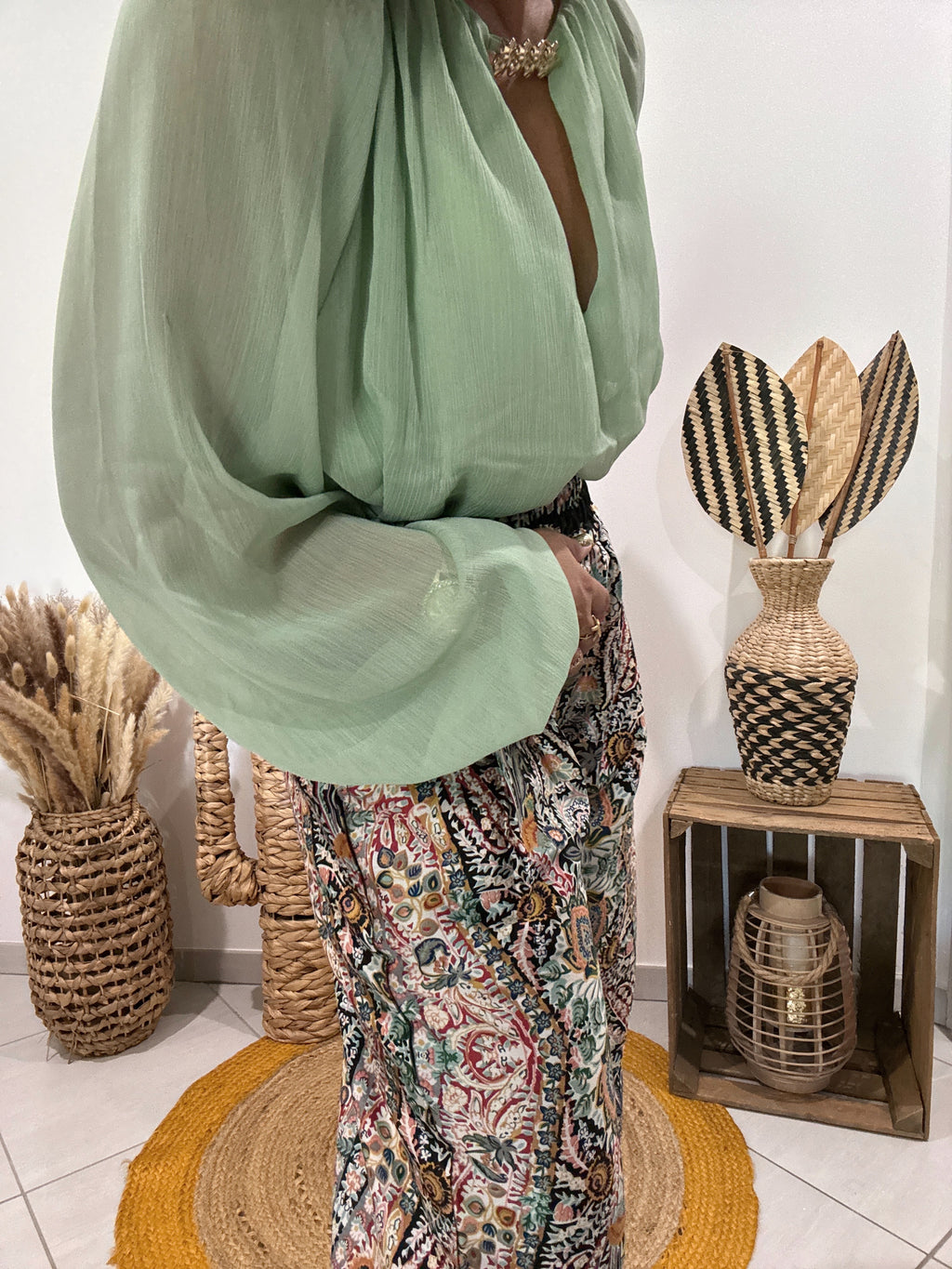 Blouse avec transparence et col bijoux vert