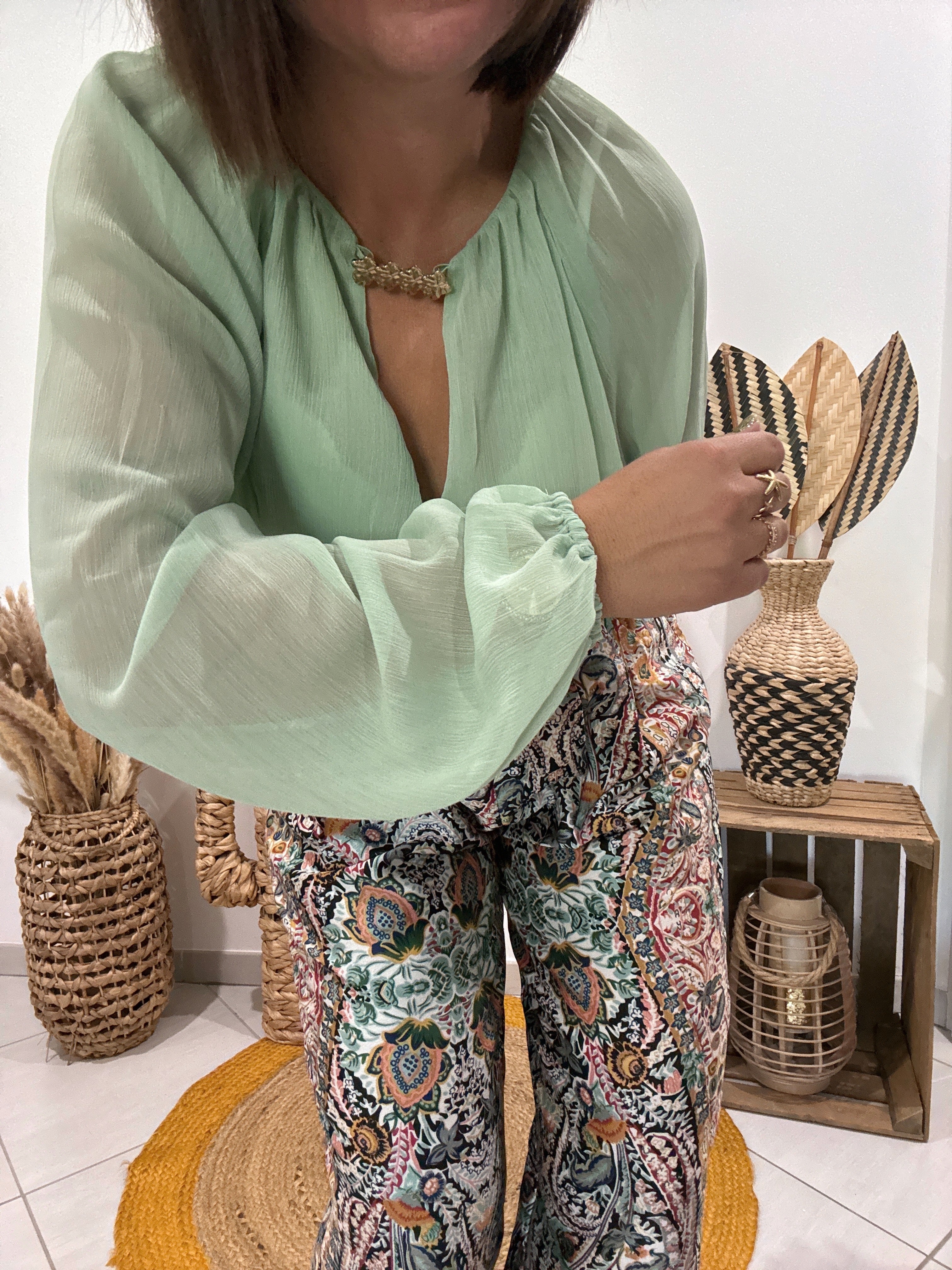 Blouse avec transparence et col bijoux vert