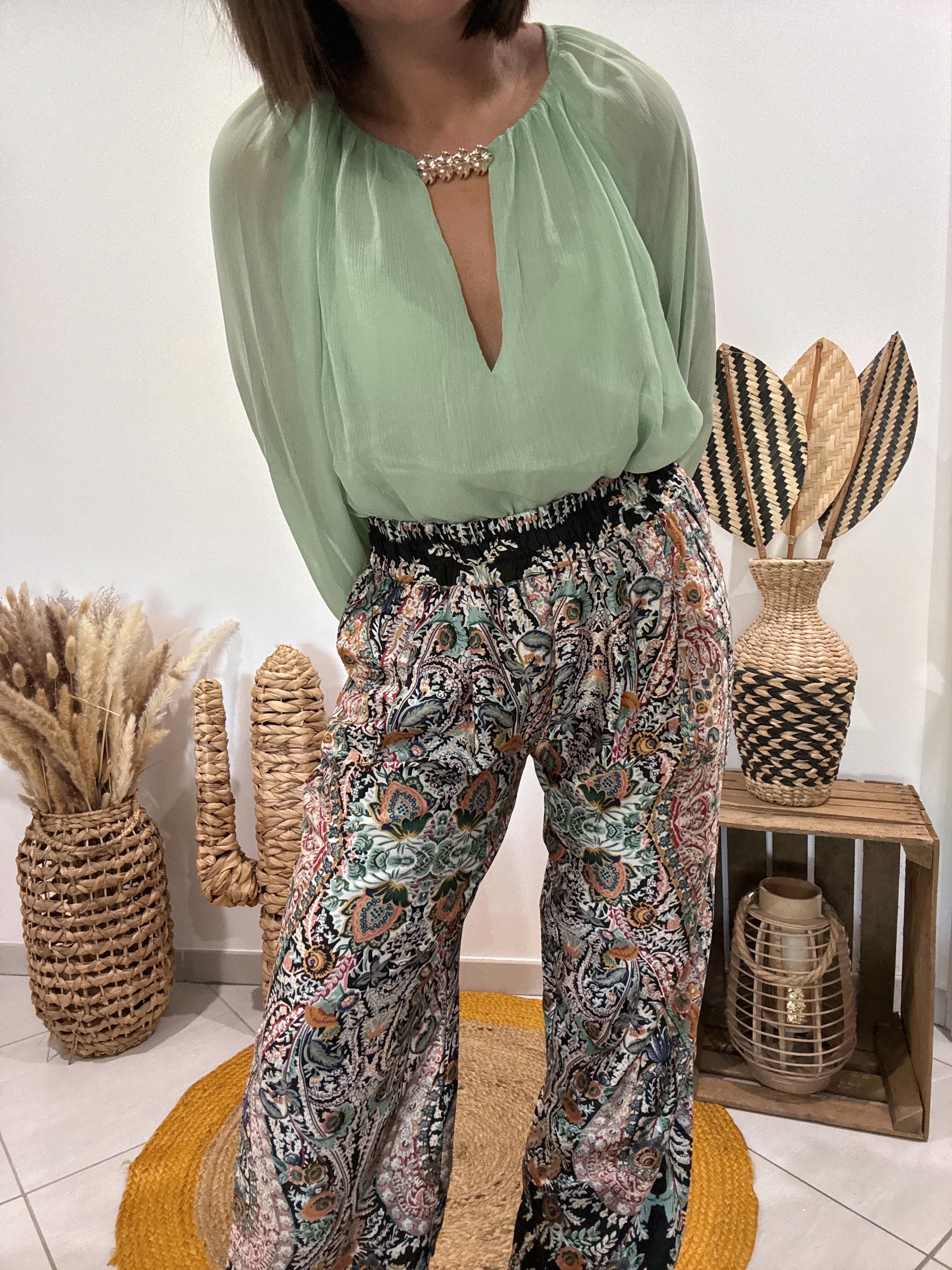 Blouse avec transparence et col bijoux vert