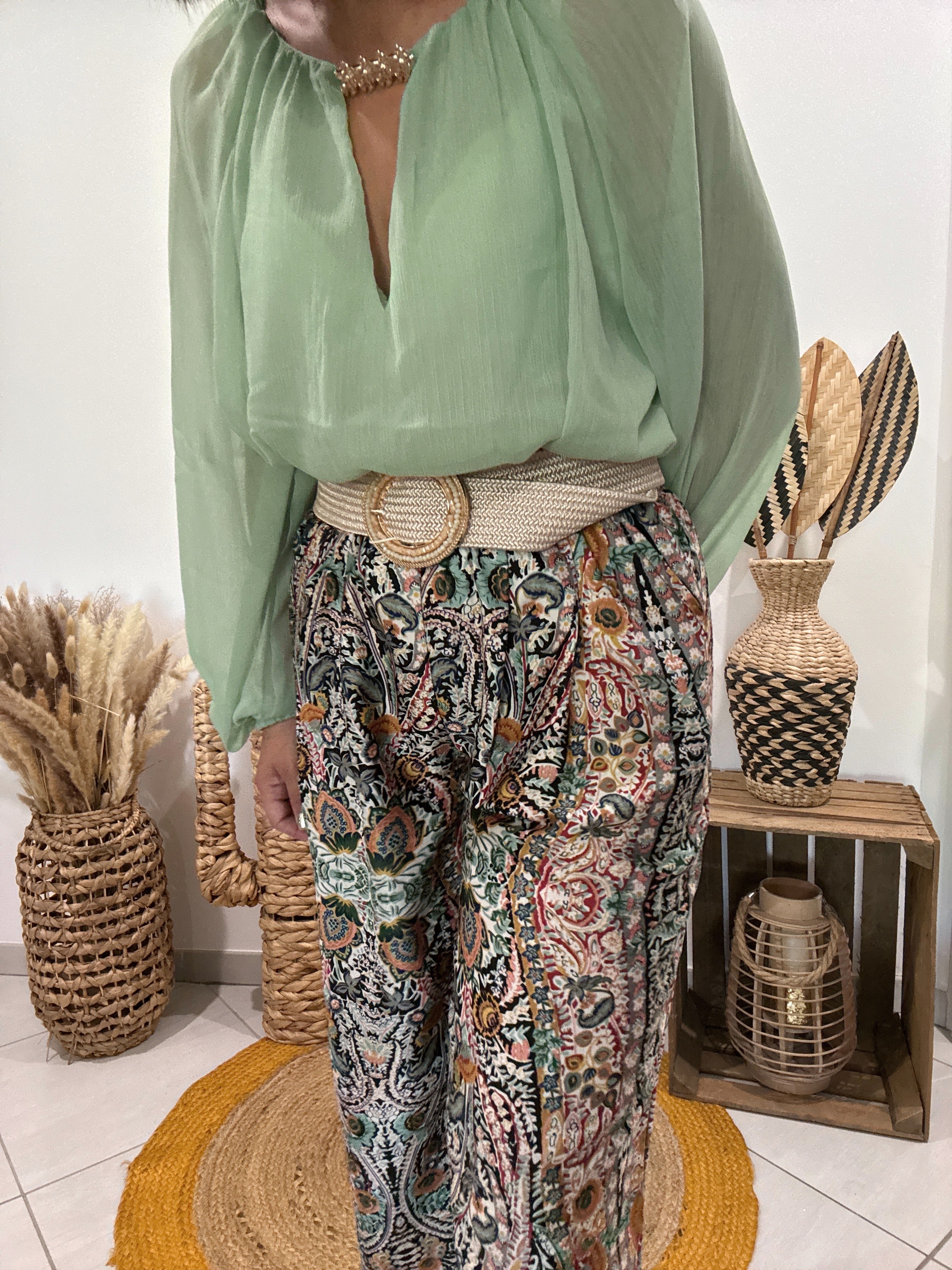 Blouse avec transparence et col bijoux vert