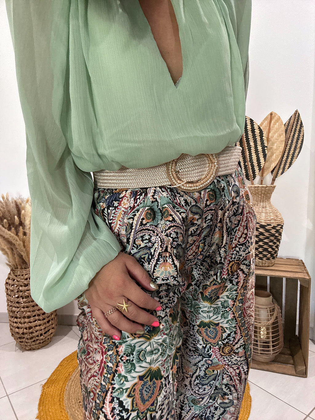Blouse avec transparence et col bijoux vert