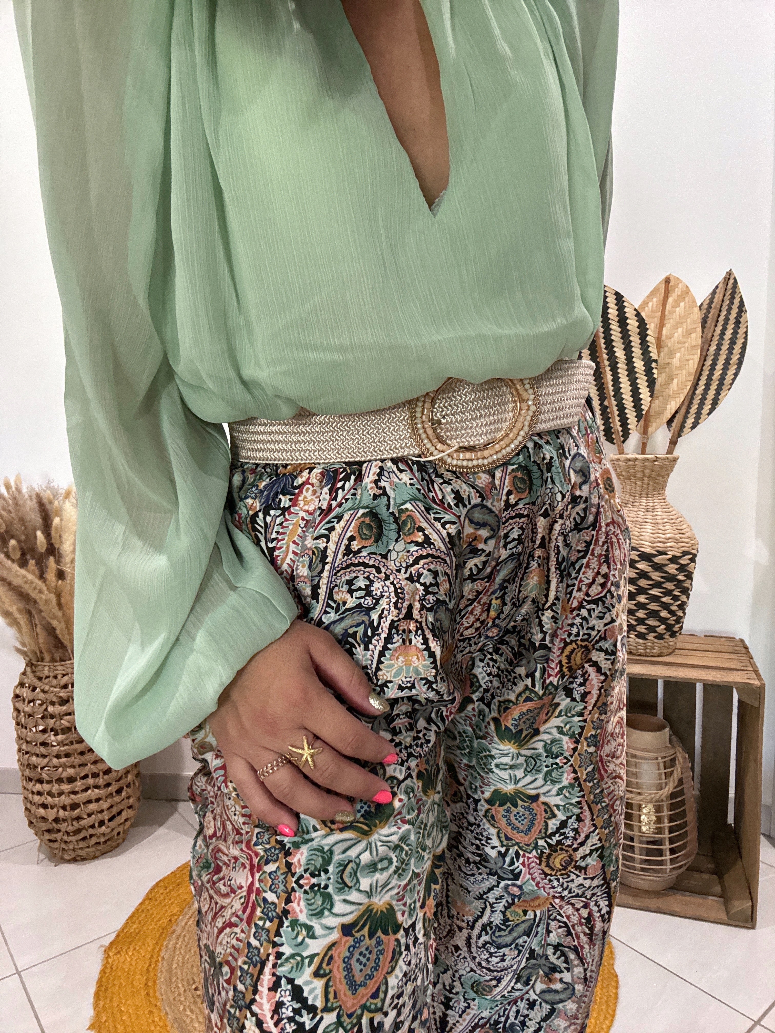 Blouse avec transparence et col bijoux vert
