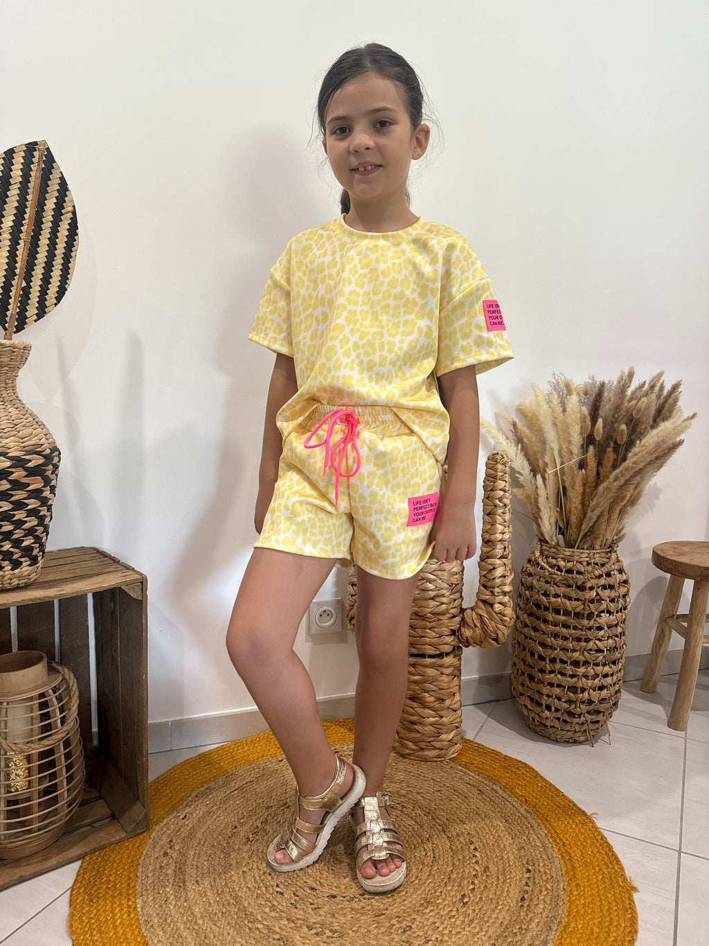 Ensemble t-shirt et short imprimé léopard jaune