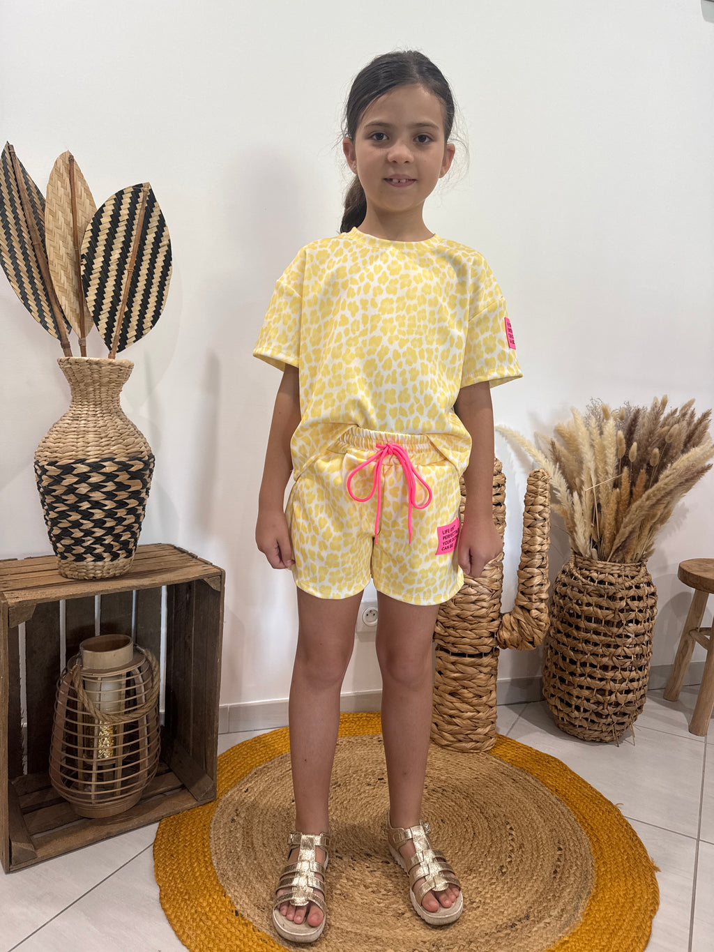Ensemble t-shirt et short imprimé léopard jaune