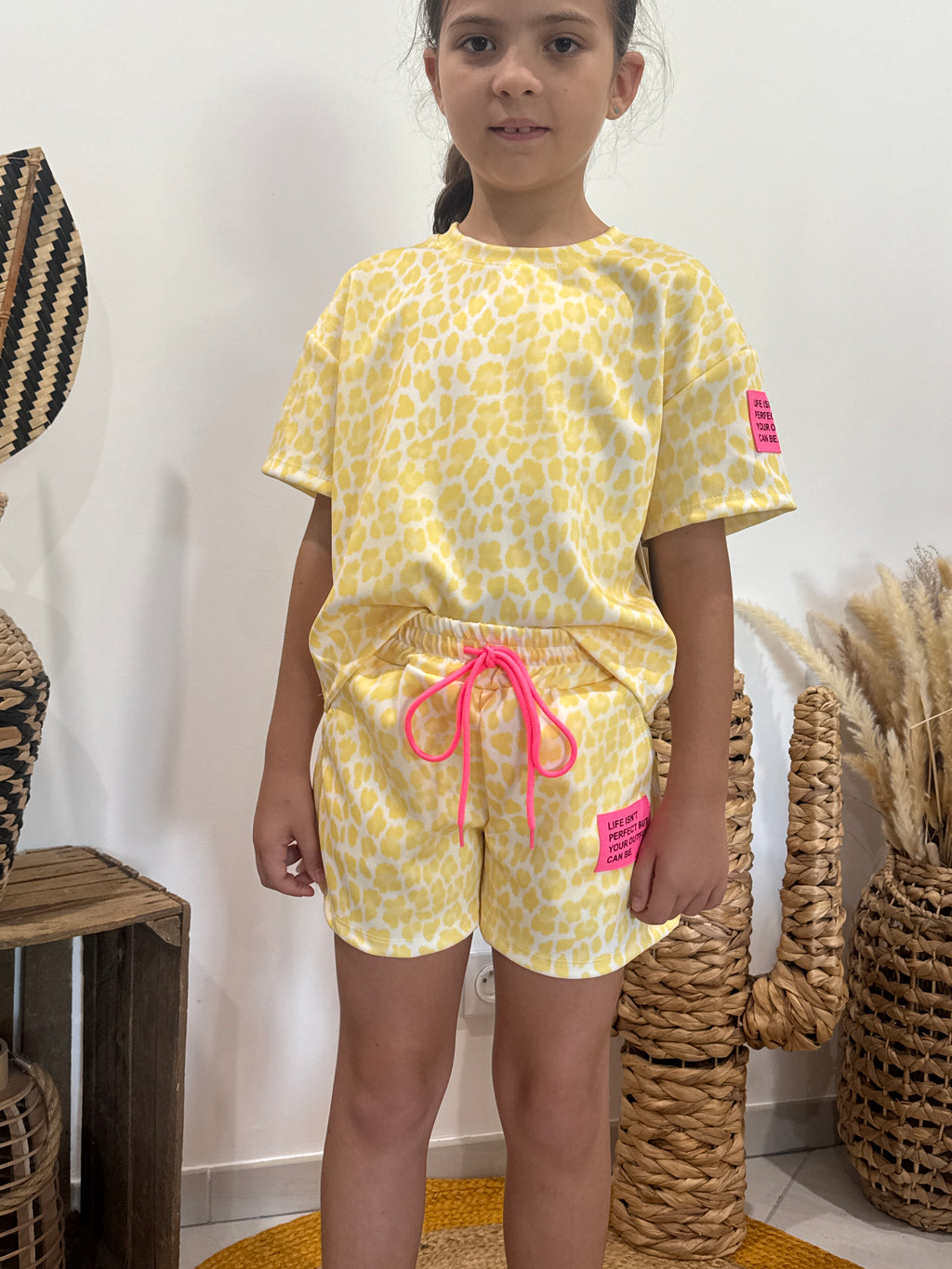 Ensemble t-shirt et short imprimé léopard jaune