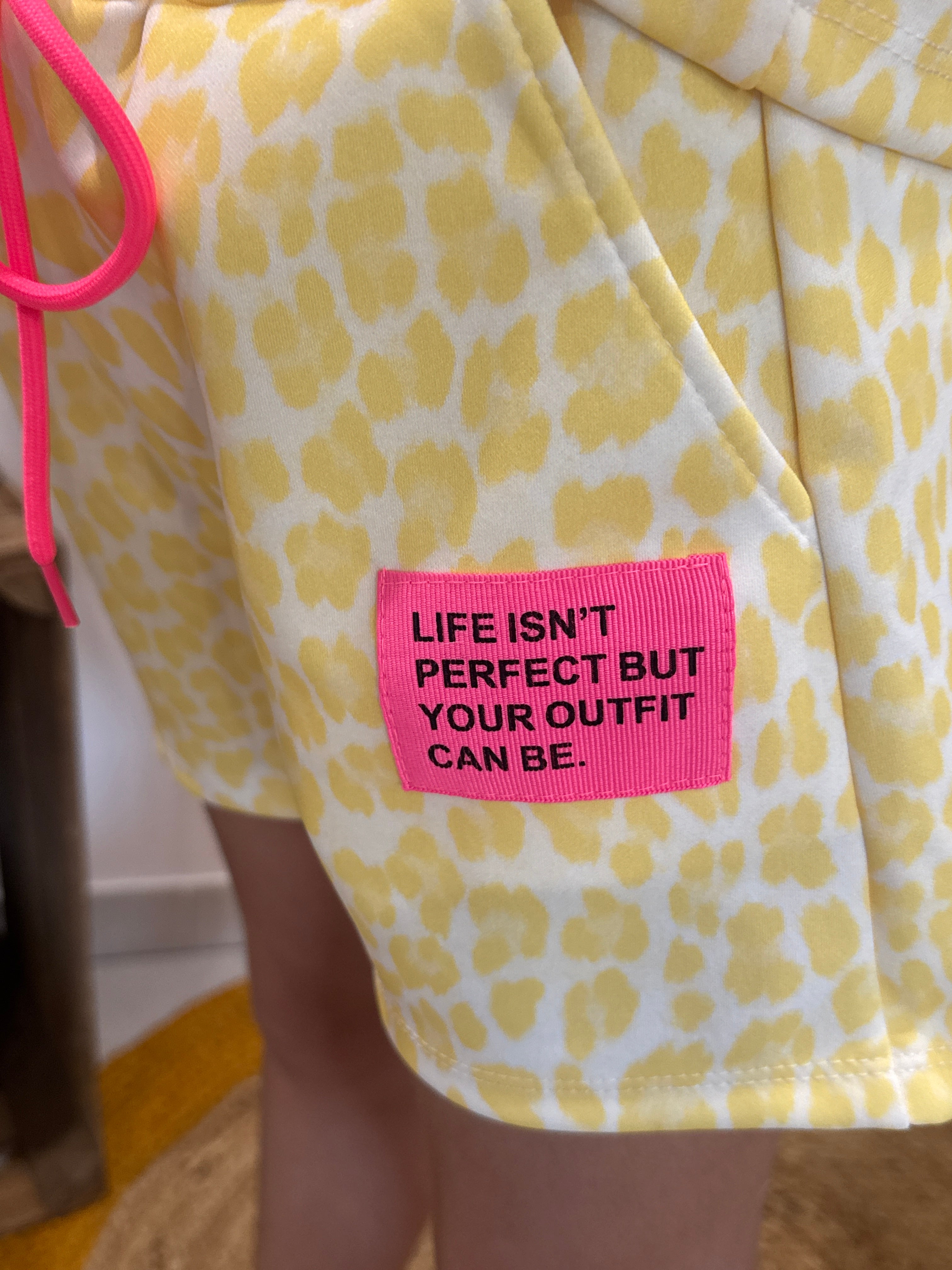 Ensemble t-shirt et short imprimé léopard jaune