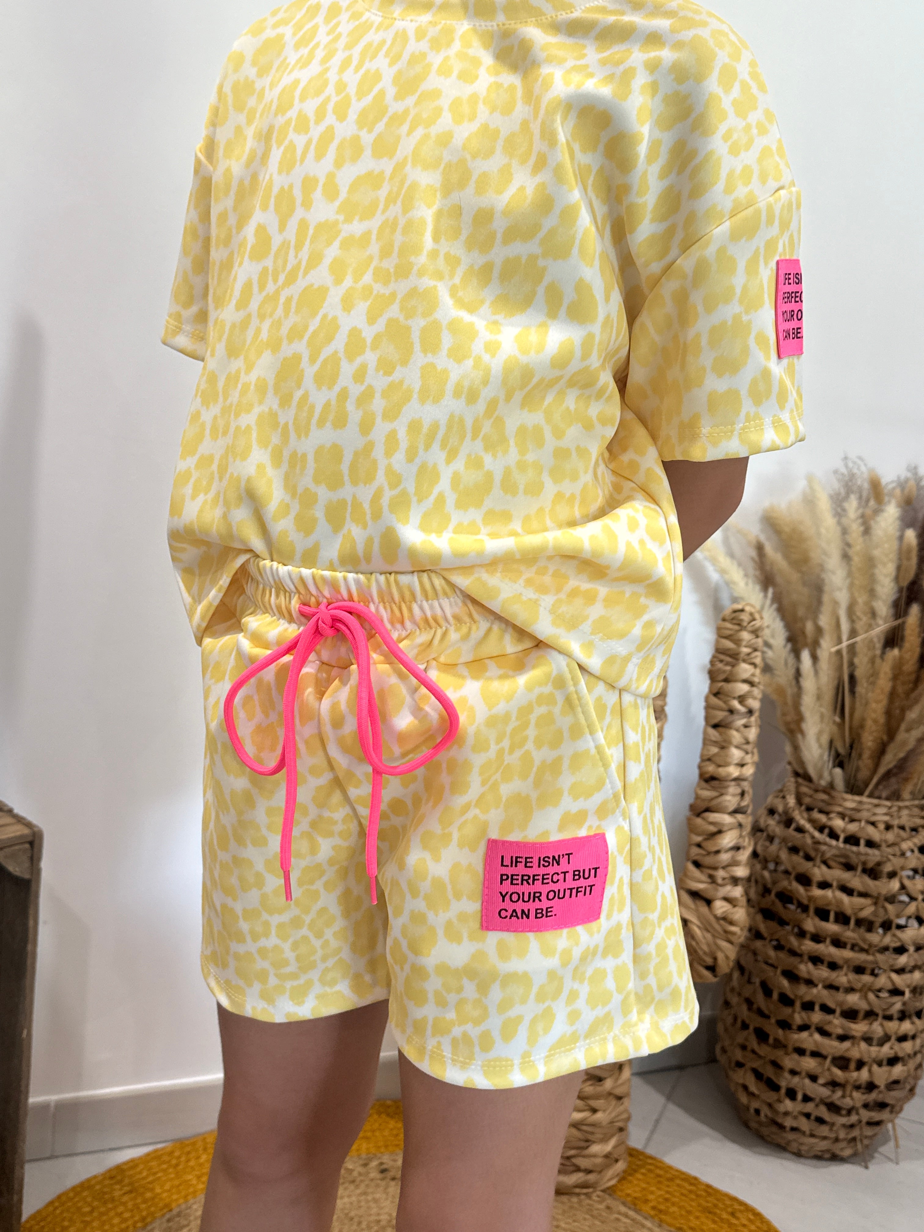 Ensemble t-shirt et short imprimé léopard jaune