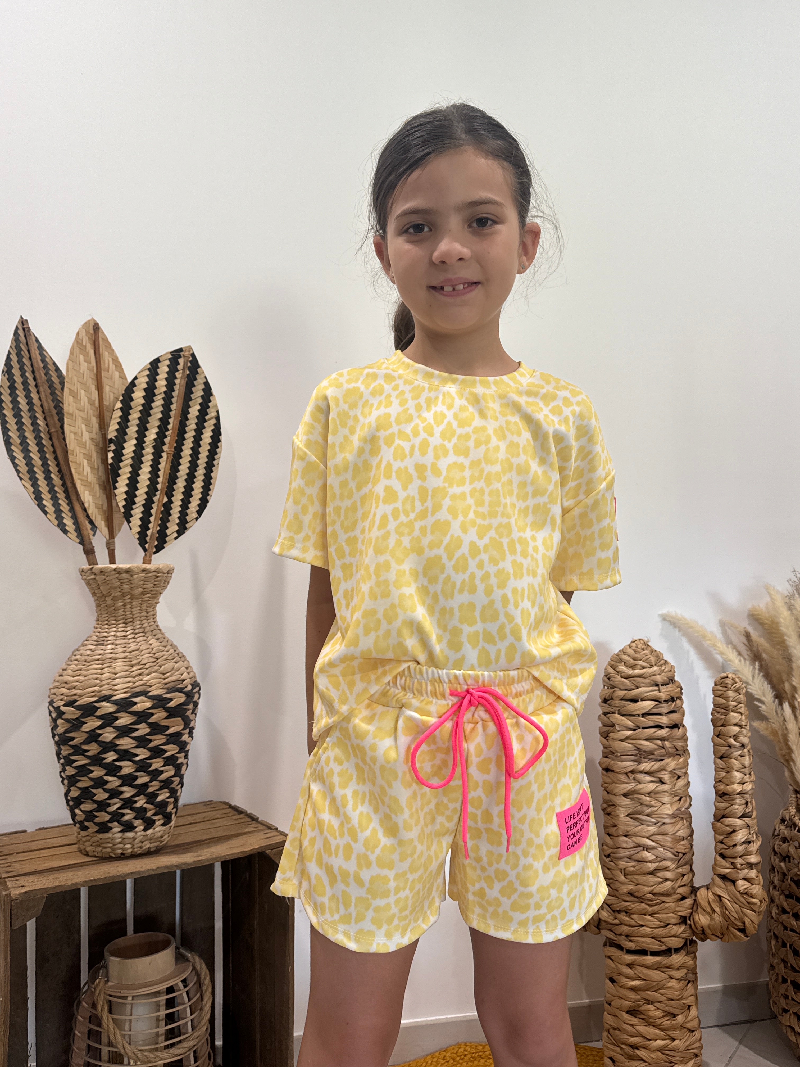 Ensemble t-shirt et short imprimé léopard jaune