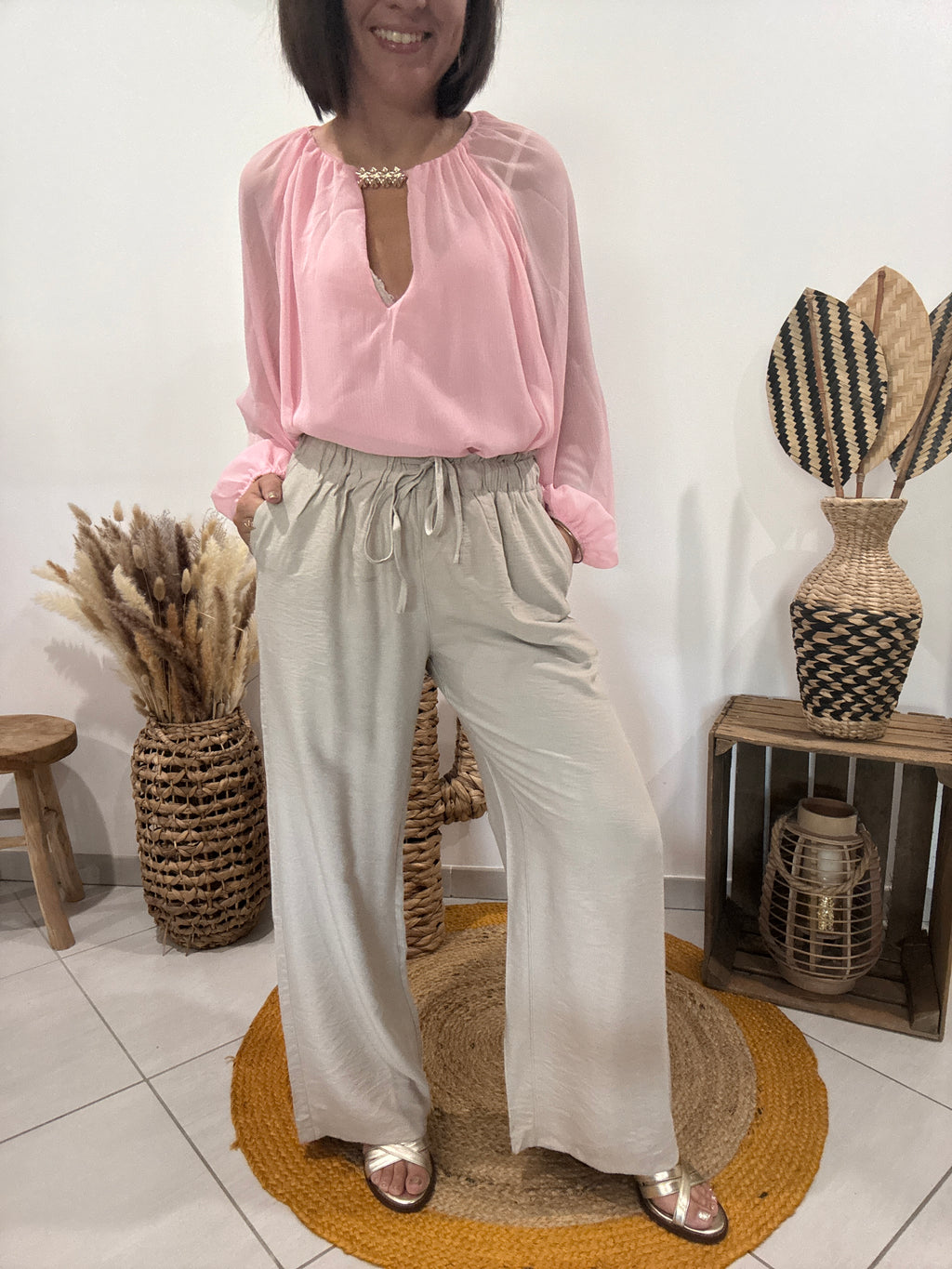 Blouse avec transparence et col bijoux rose