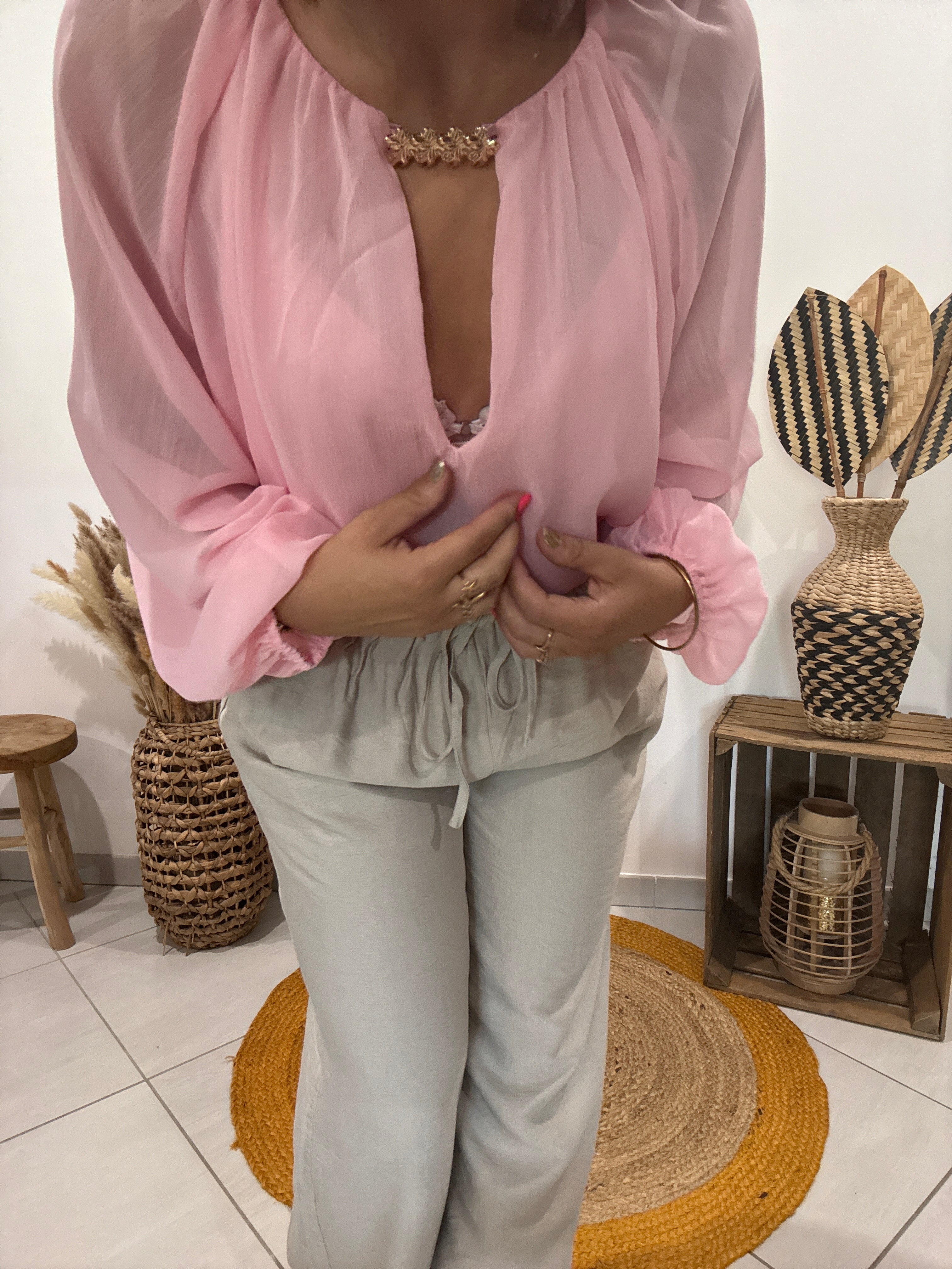 Blouse avec transparence et col bijoux rose