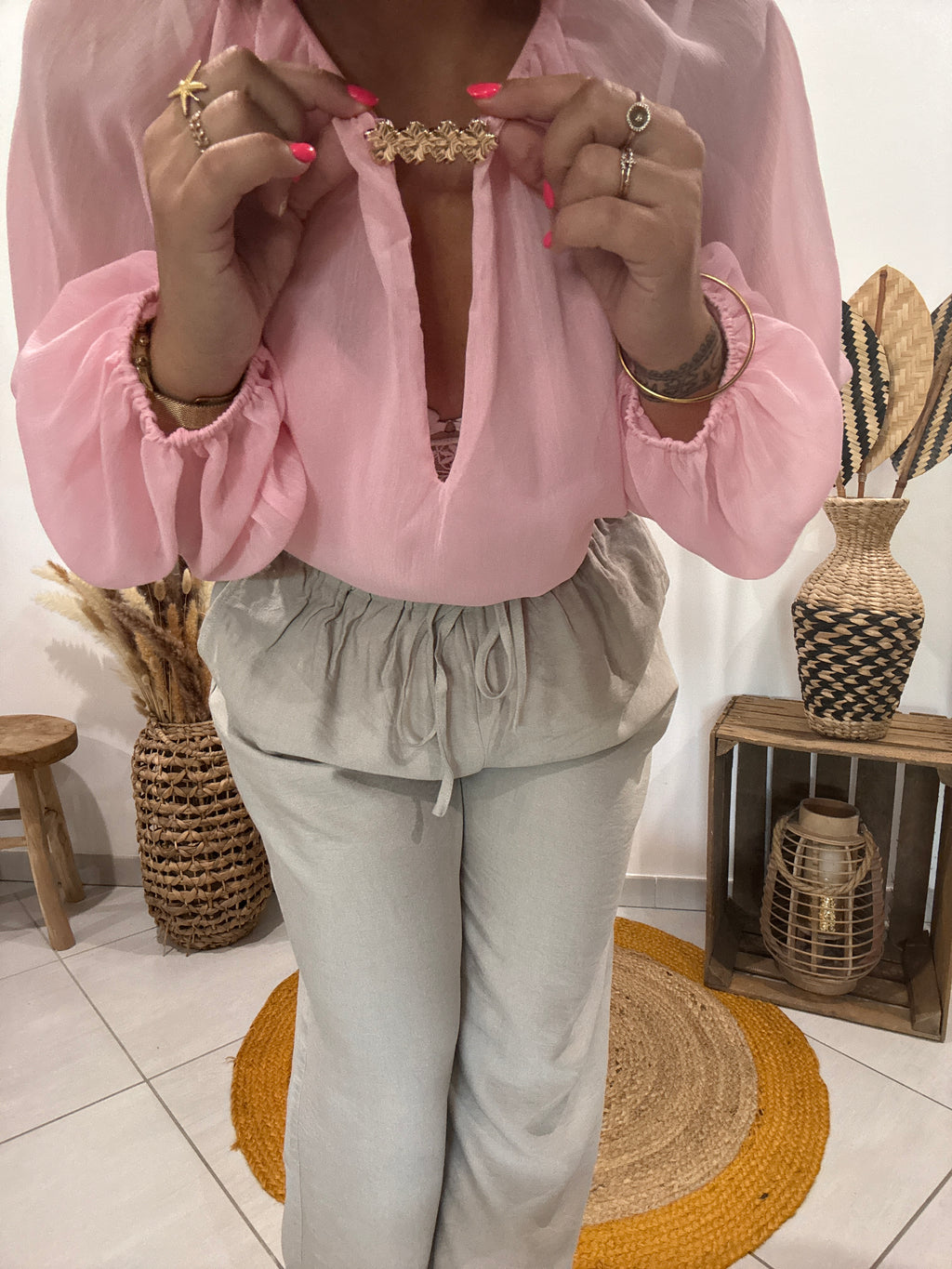 Blouse avec transparence et col bijoux rose