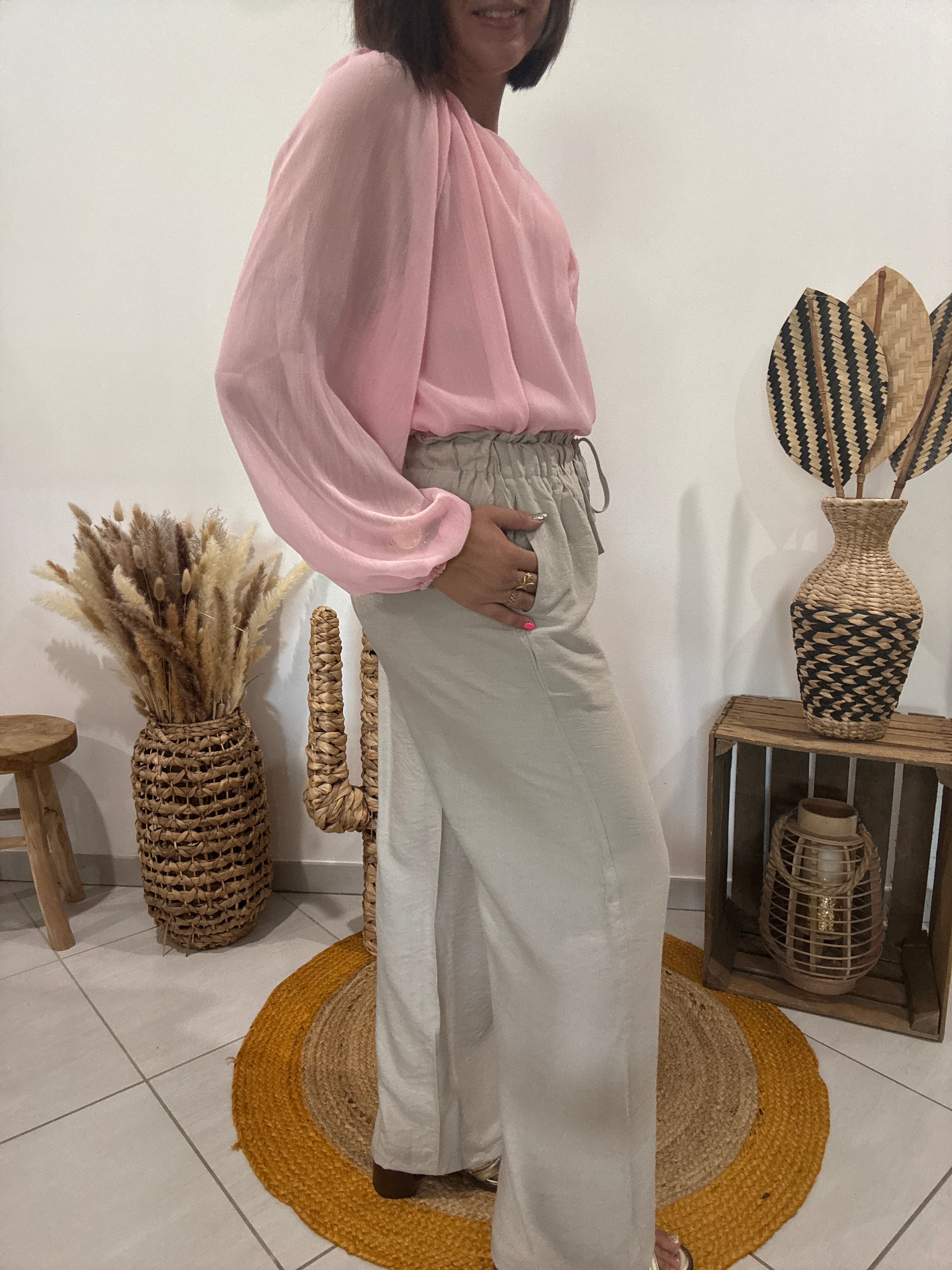 Blouse avec transparence et col bijoux rose