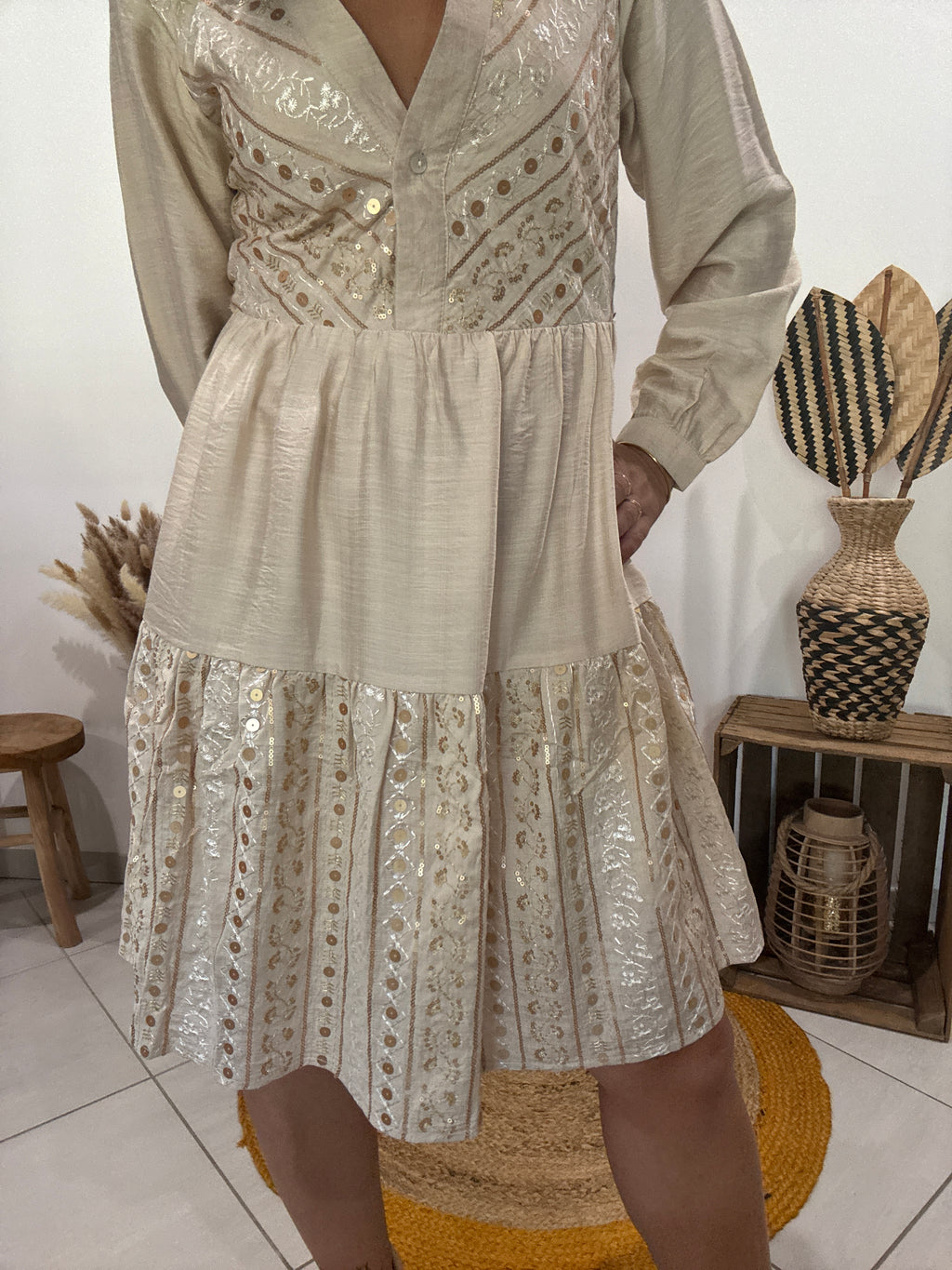 Robe courte fluide à broderies beige