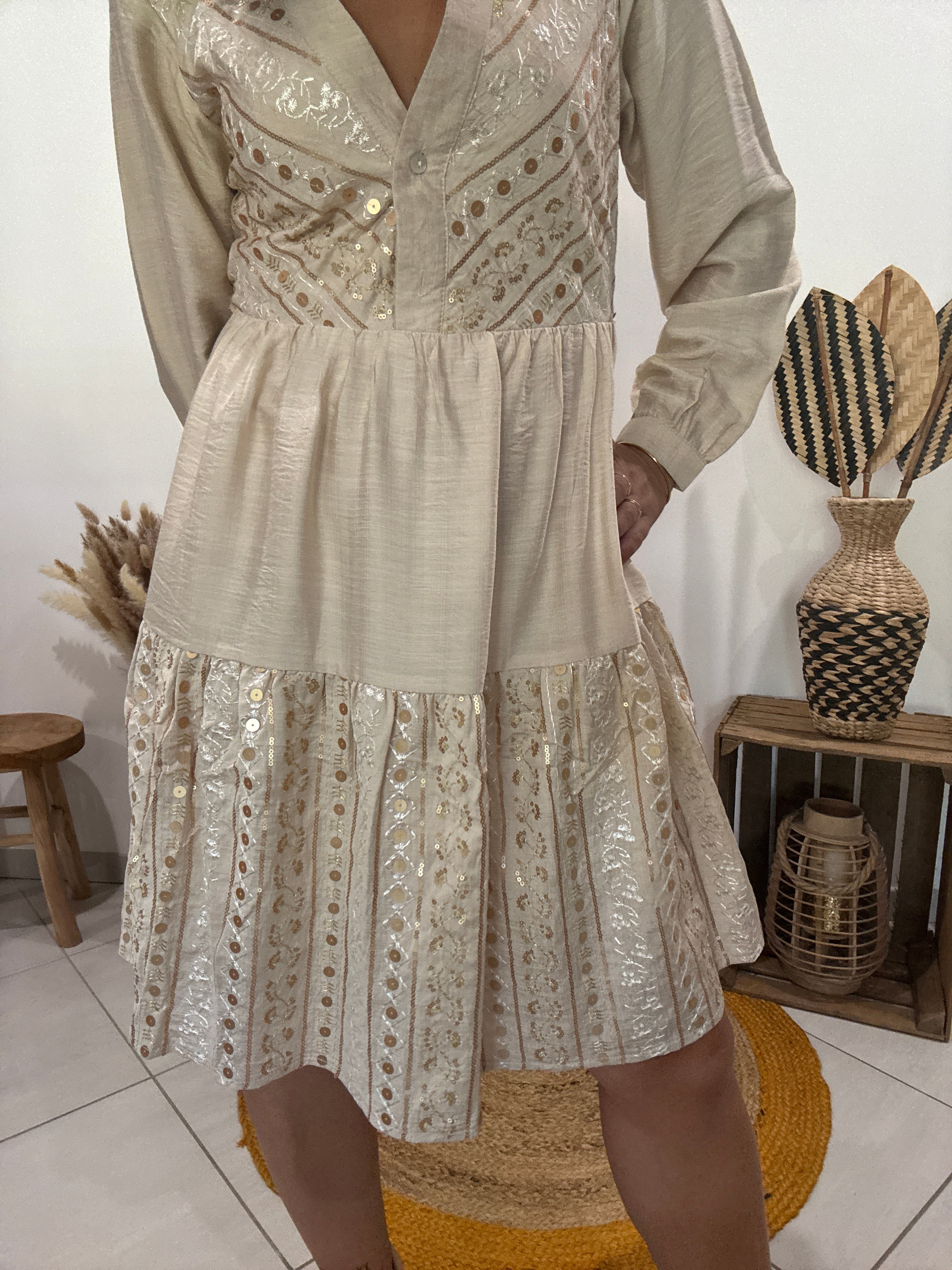 Robe courte fluide à broderies beige