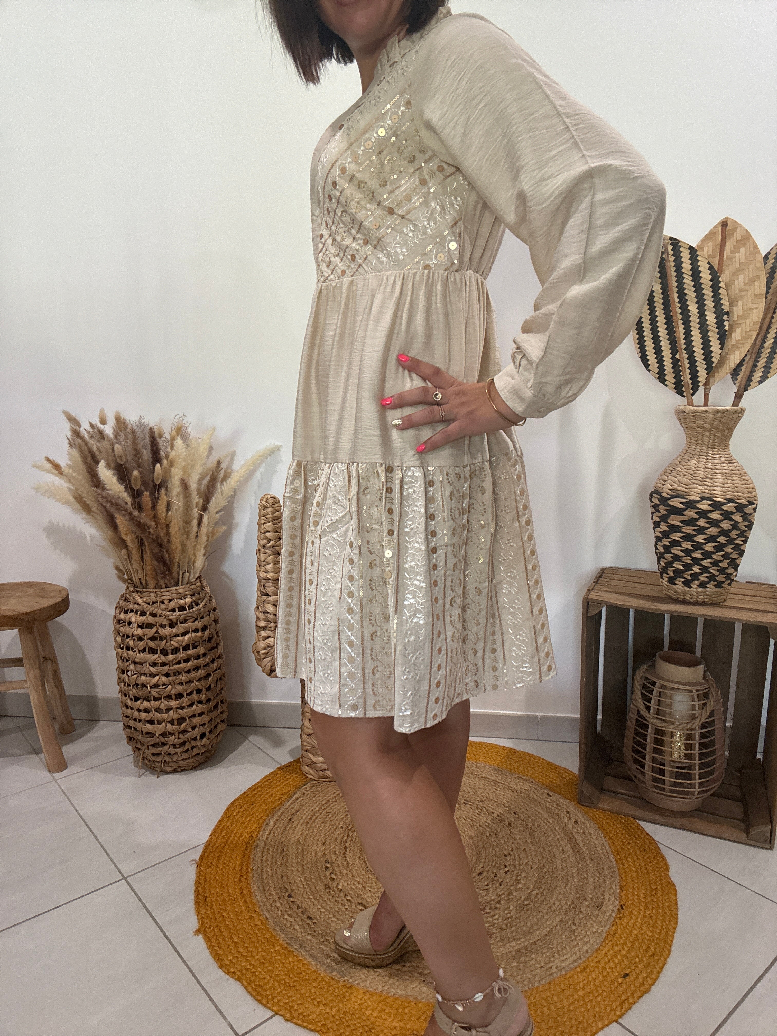 Robe courte fluide à broderies beige