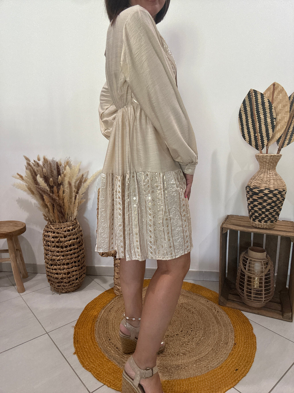 Robe courte fluide à broderies beige