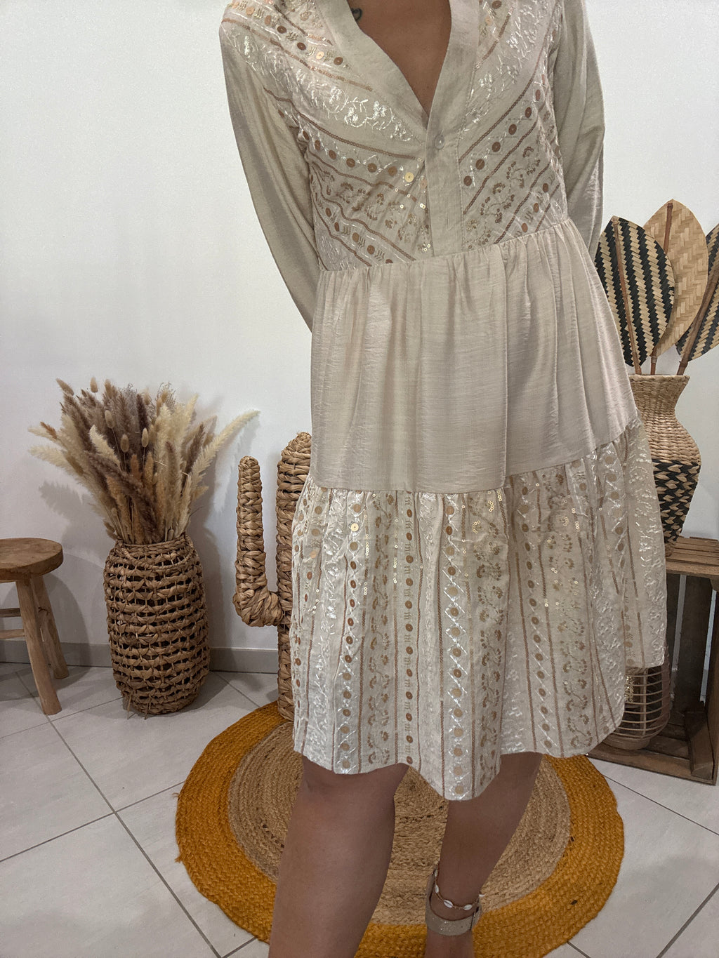 Robe courte fluide à broderies beige